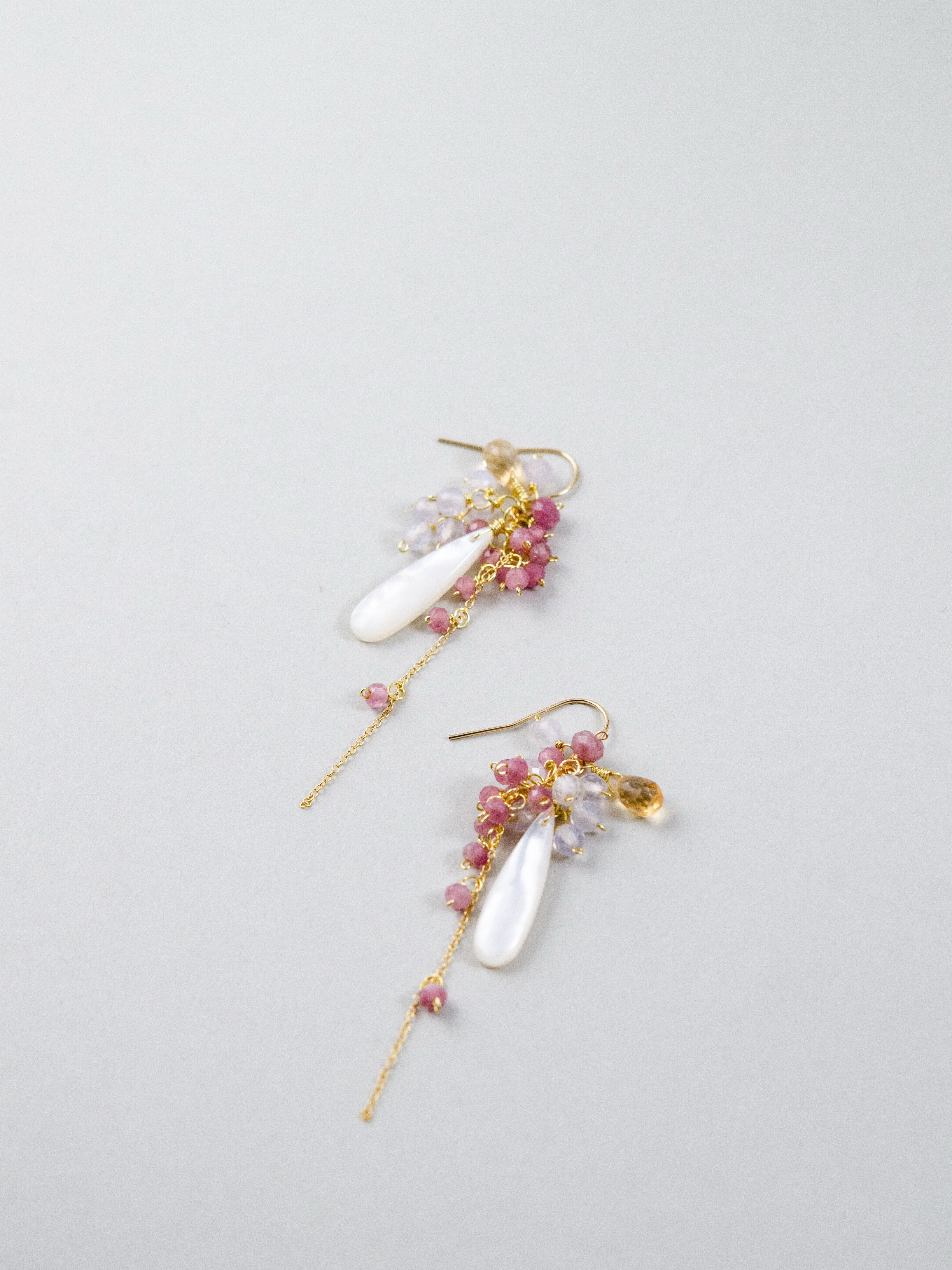 【10月誕生石】虹色に艶めく白蝶貝 & ピンクトルマリンピアス｜アレルギー対応