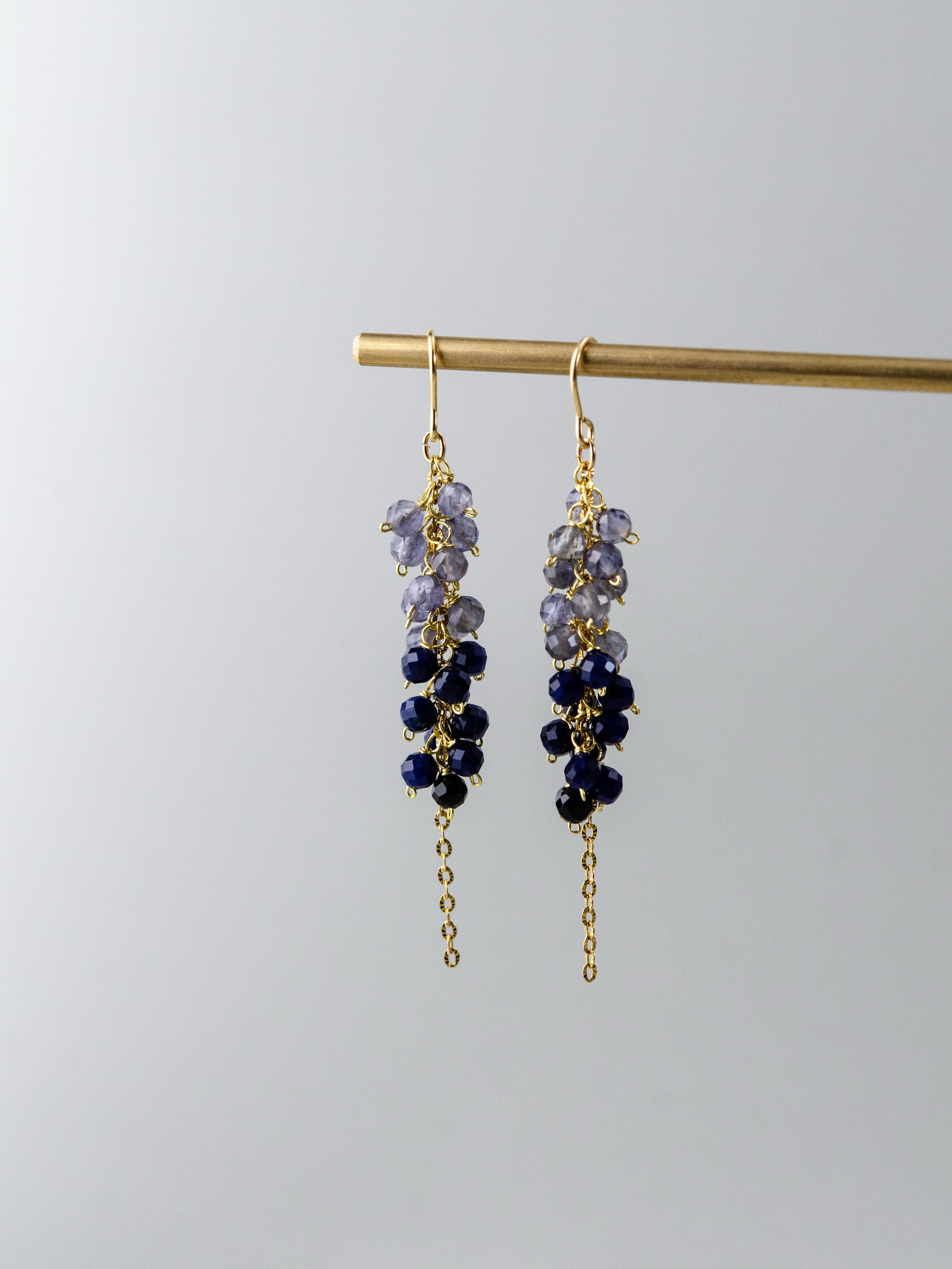 【夜空の静寂】アイオライト & ラピスラズリのグラデーションピアス｜アレルギー対応