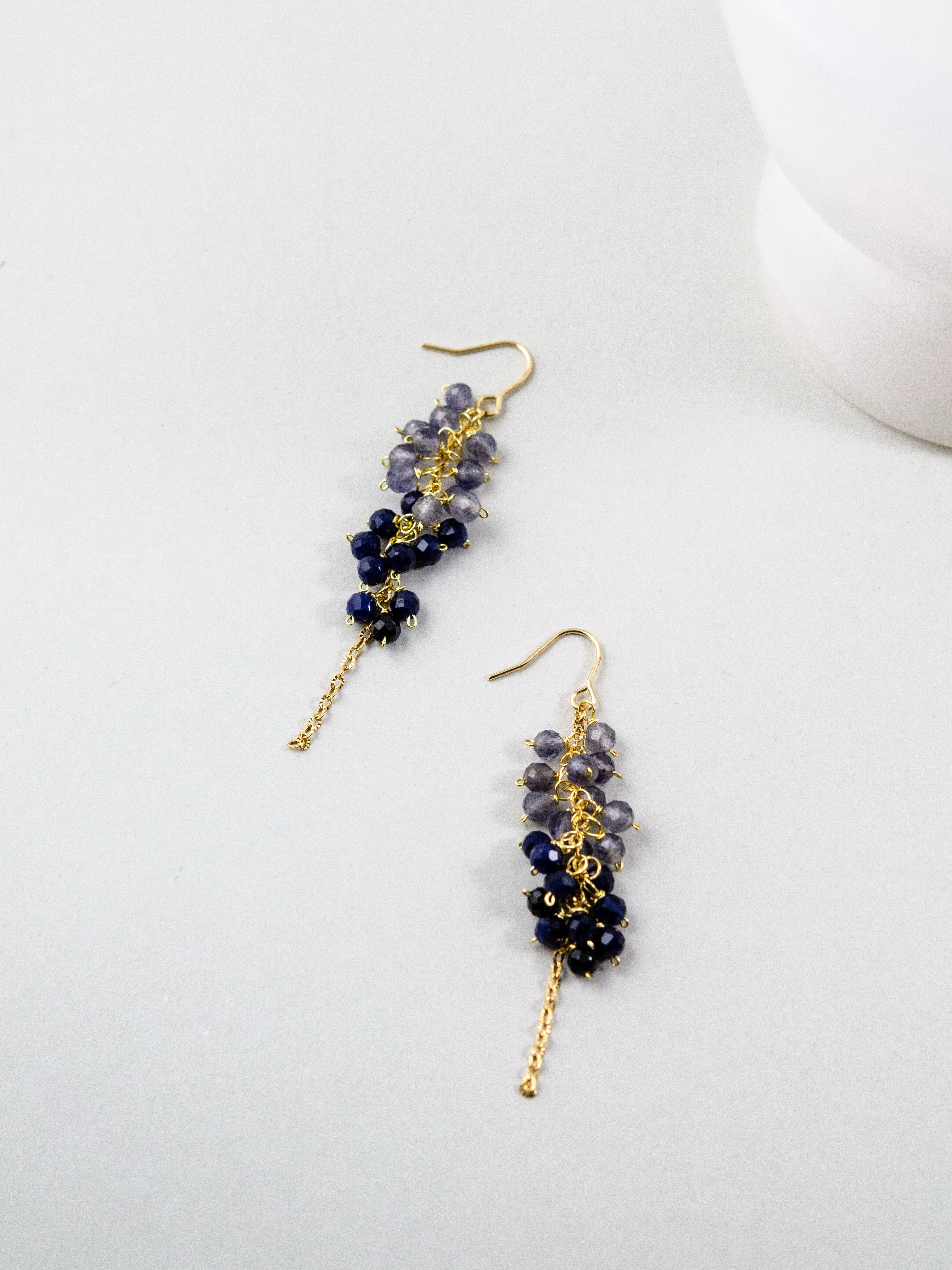 【夜空の静寂】アイオライト & ラピスラズリのグラデーションピアス｜アレルギー対応