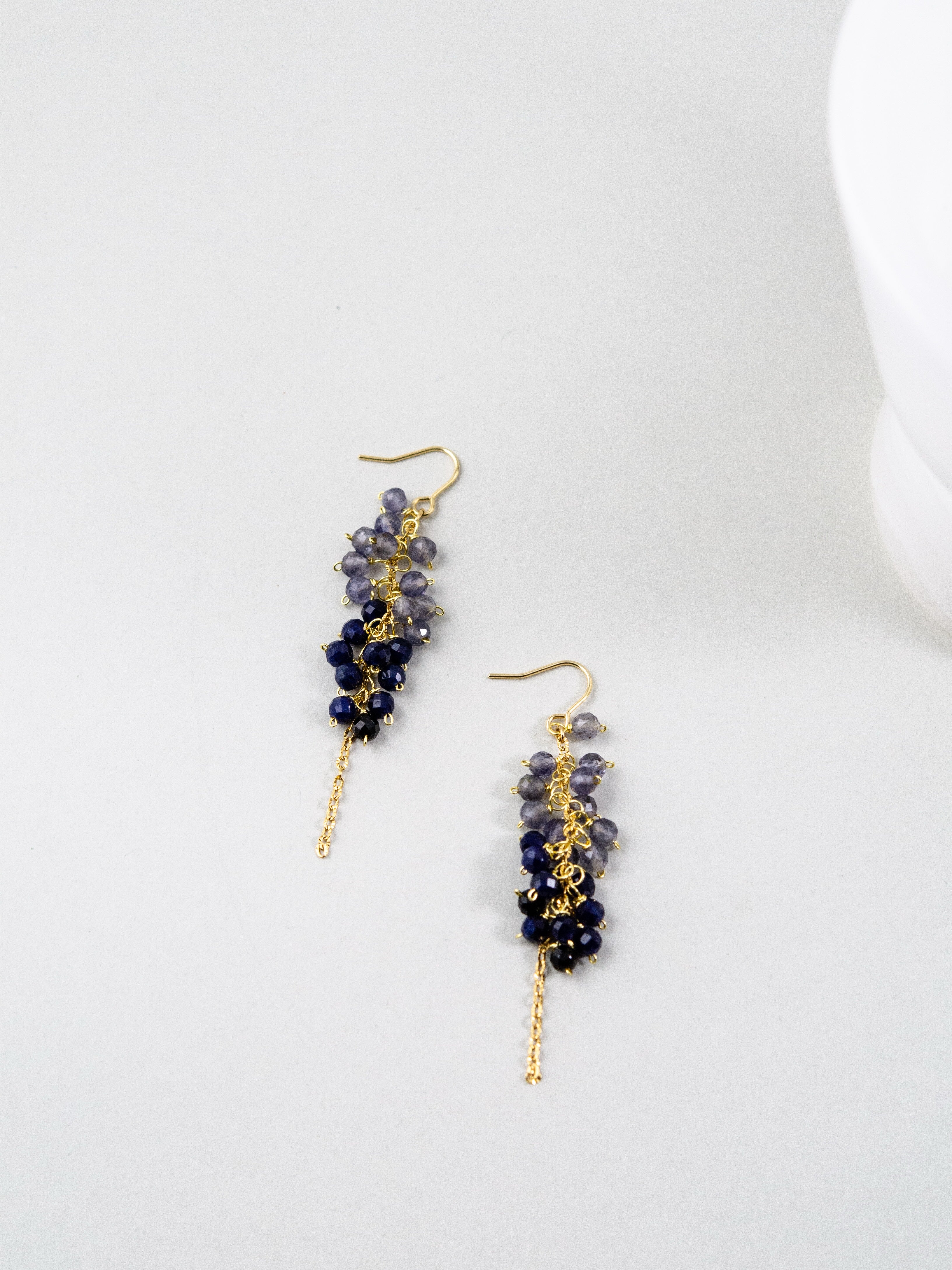 【夜空の静寂】アイオライト & ラピスラズリのグラデーションピアス｜アレルギー対応