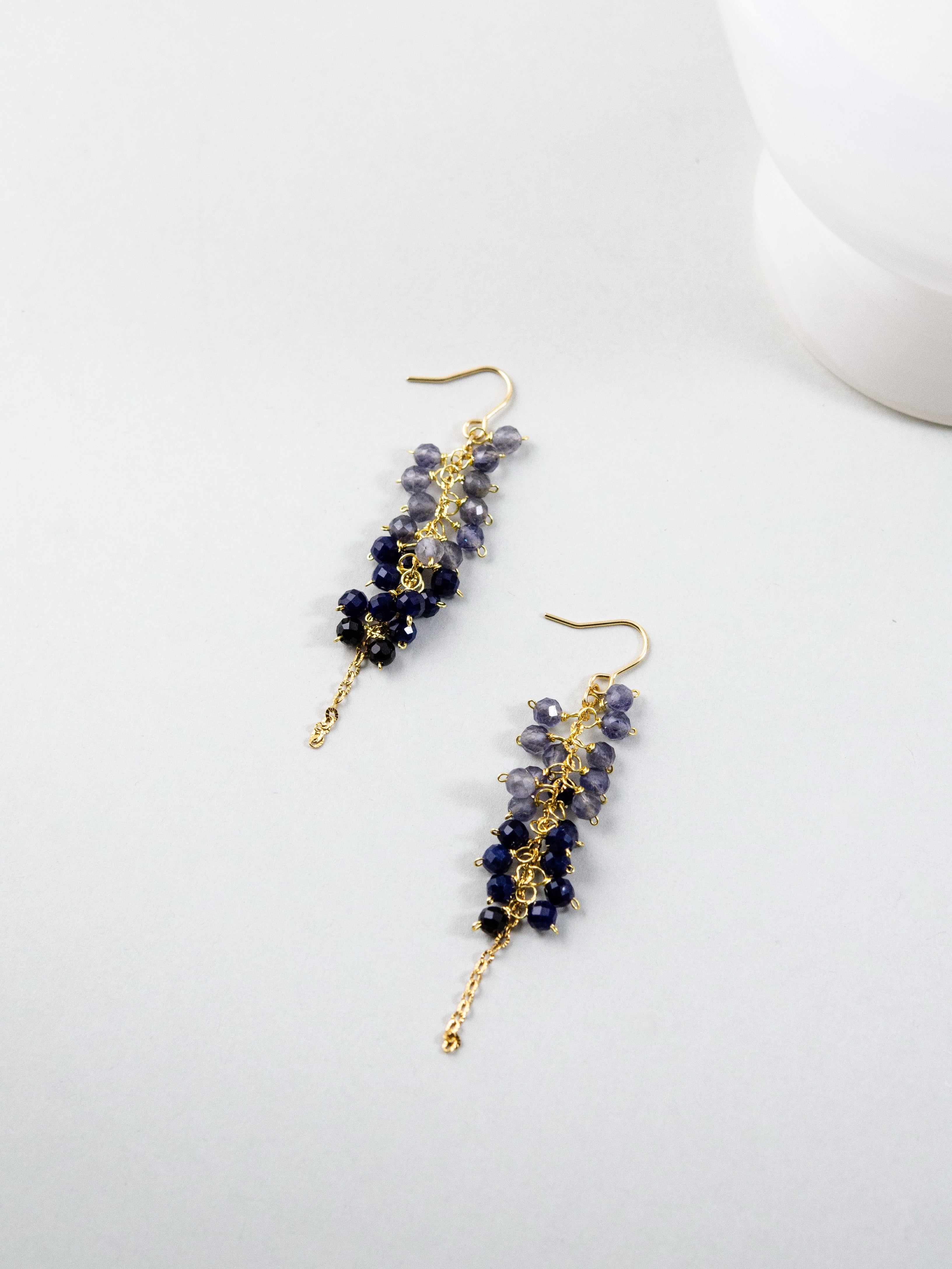 【夜空の静寂】アイオライト & ラピスラズリのグラデーションピアス｜アレルギー対応