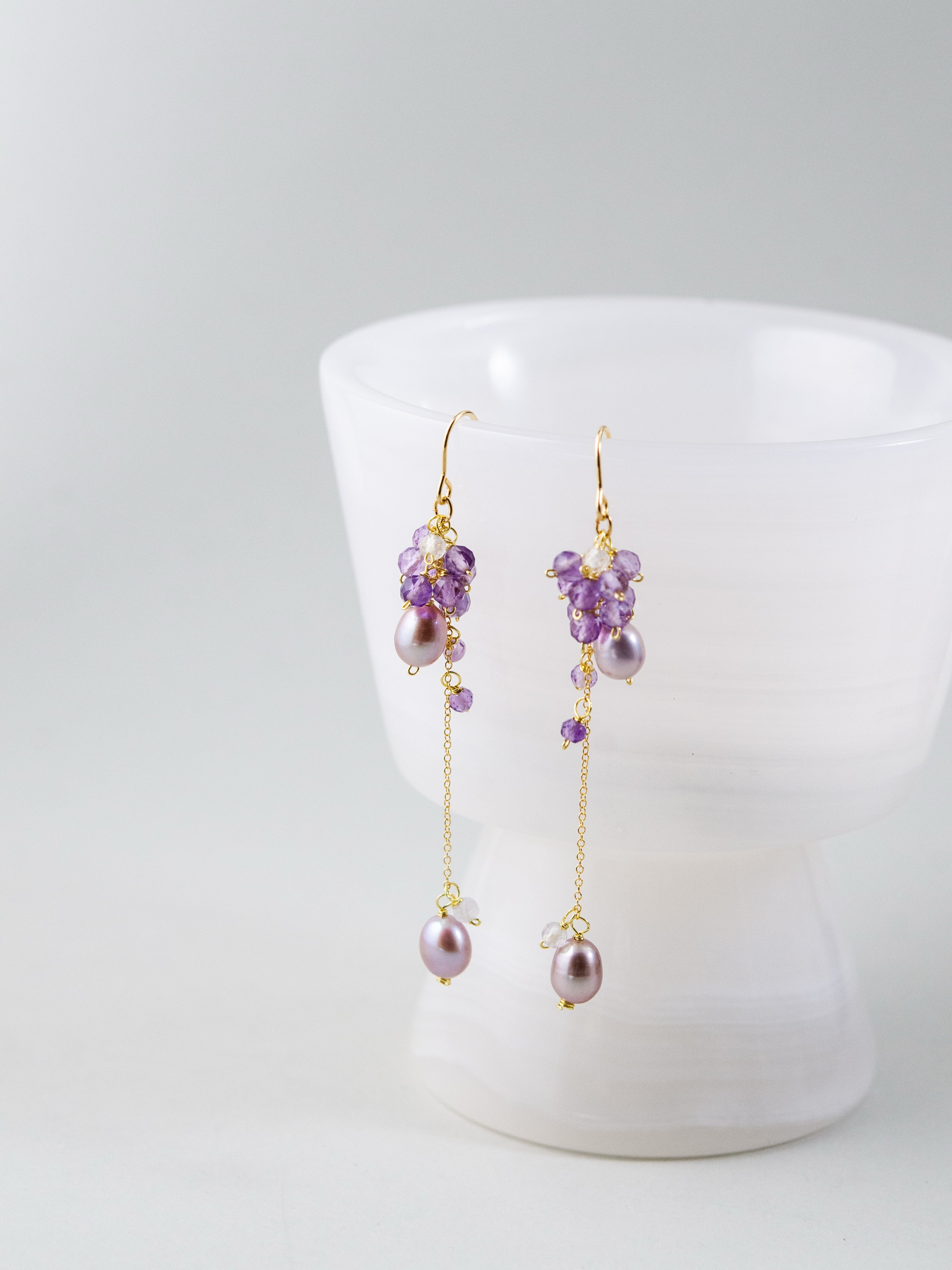 【2月誕生石】艶めくパープルパール & アメジストのロングピアス｜アレルギー対応
