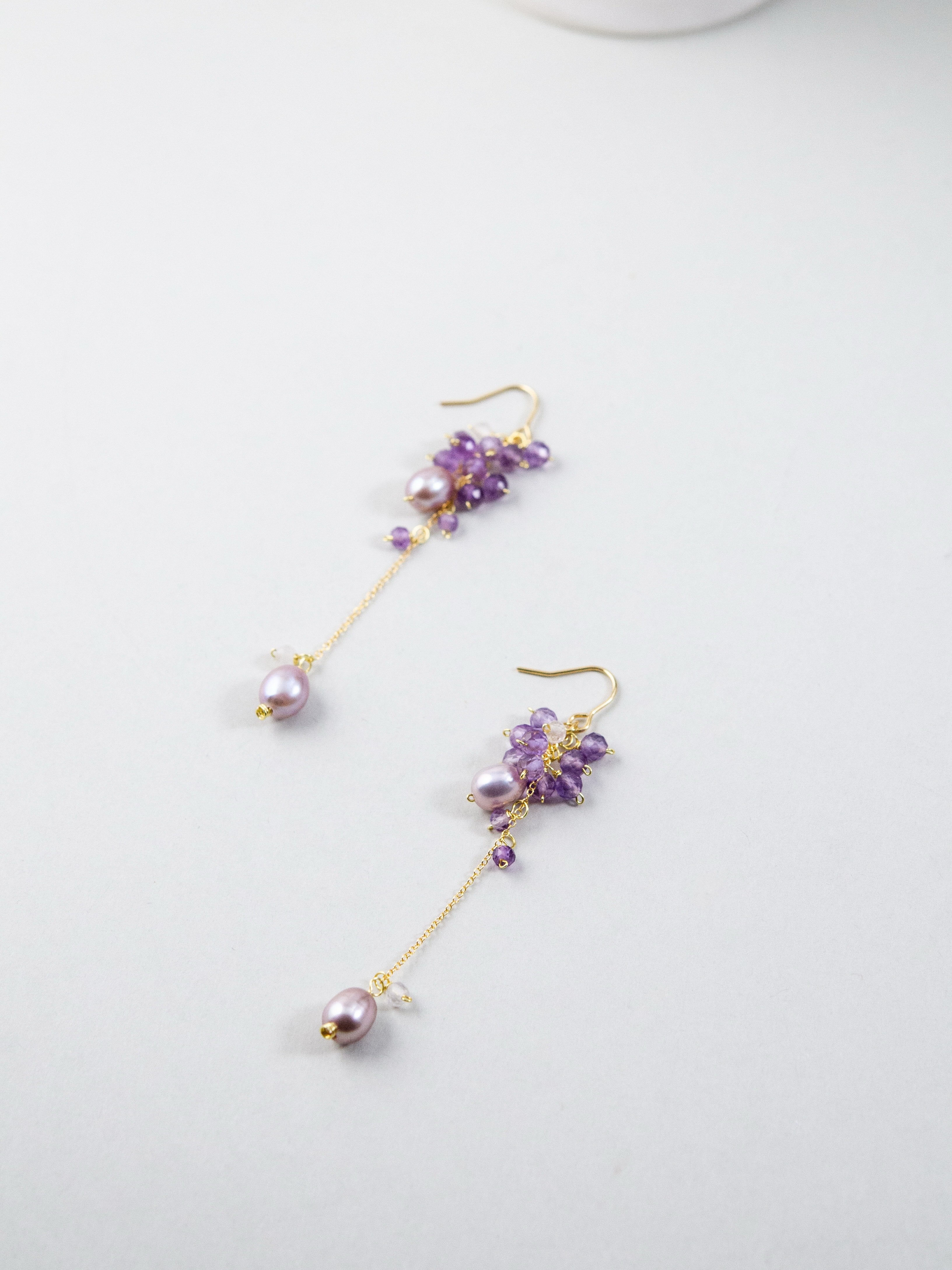 【2月誕生石】艶めくパープルパール & アメジストのロングピアス｜アレルギー対応