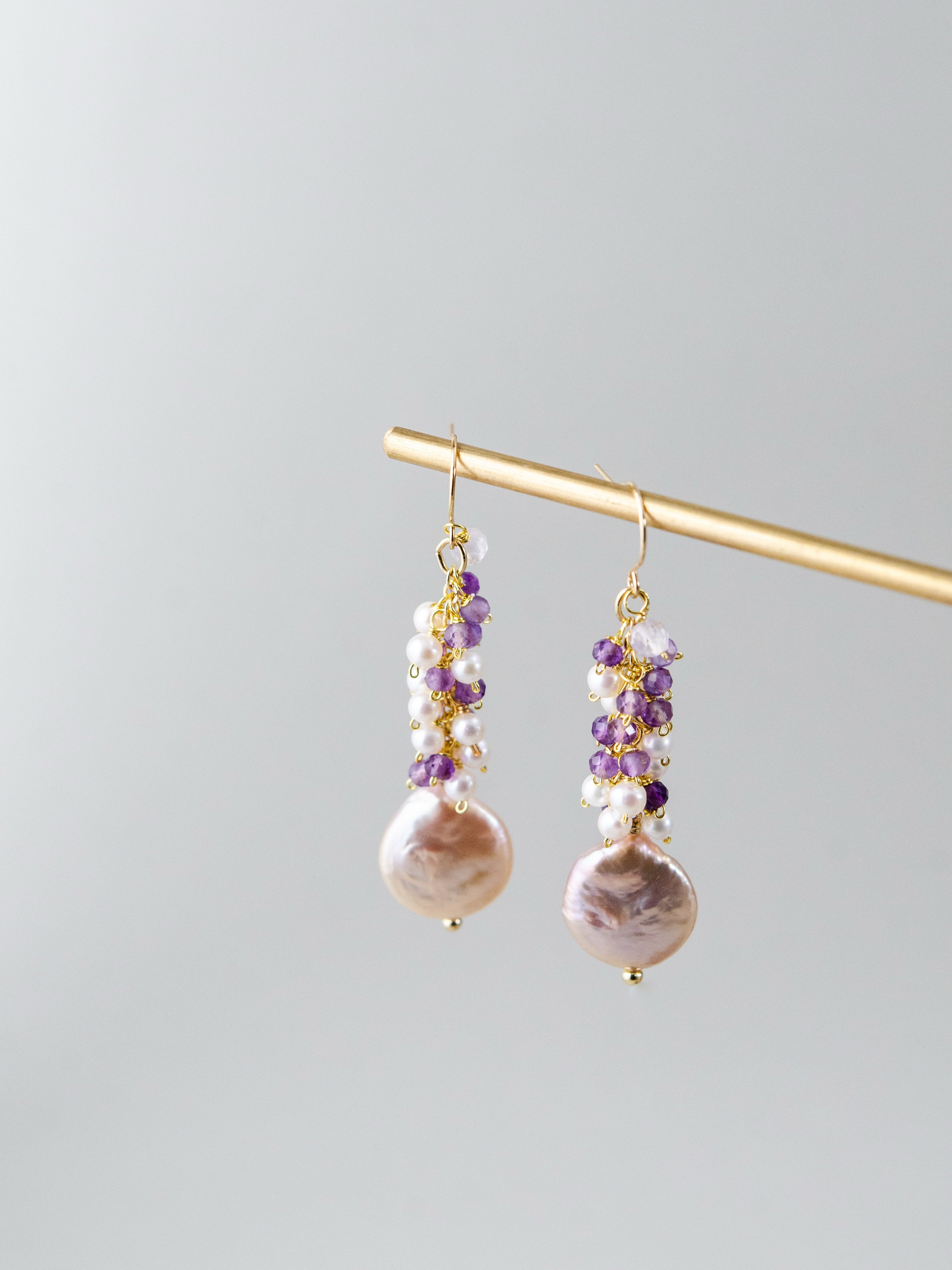 【2月誕生石】艶めくピーチコインパール & アメジストピアス｜アレルギー対応