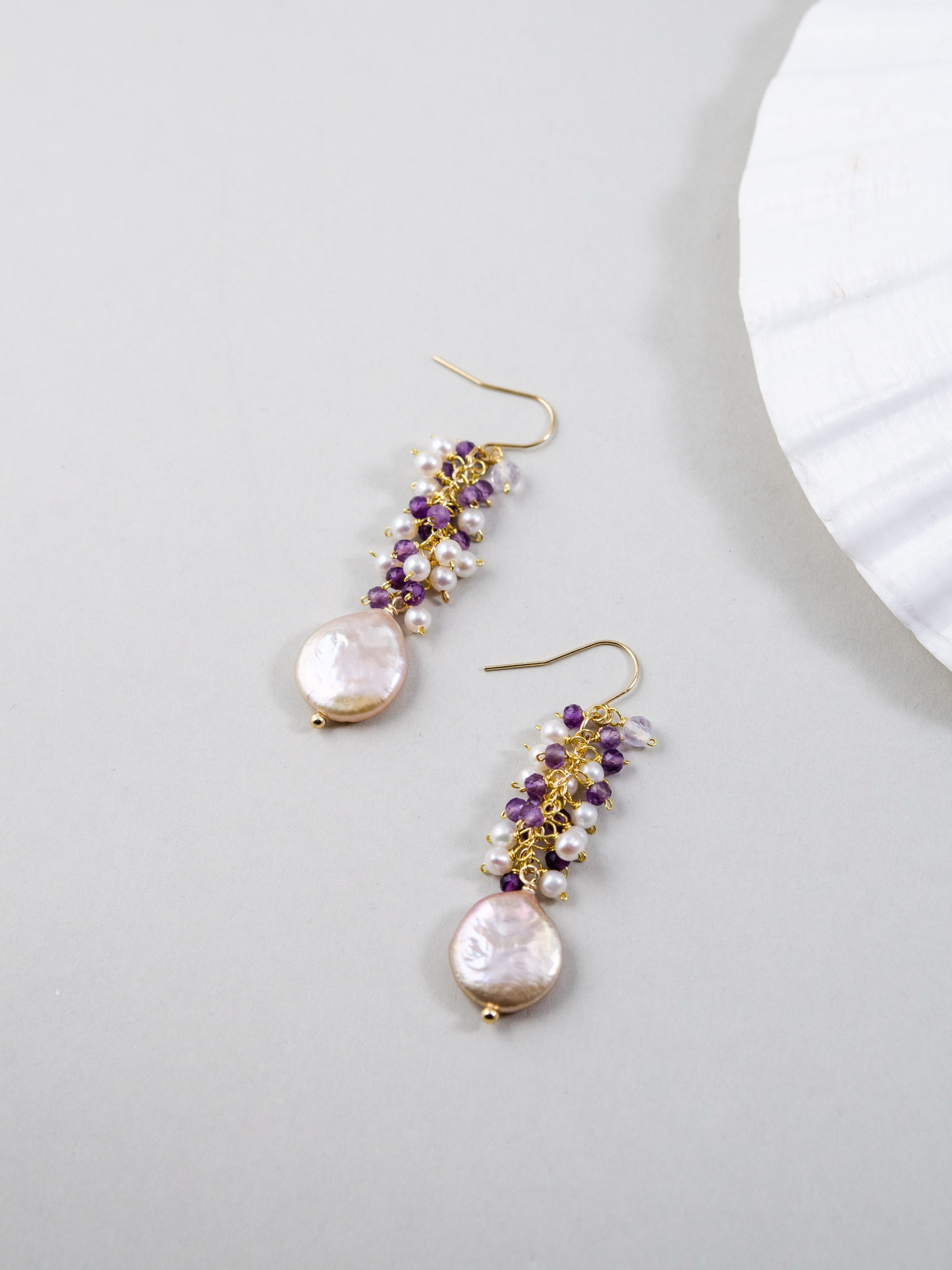【2月誕生石】艶めくピーチコインパール & アメジストピアス｜アレルギー対応
