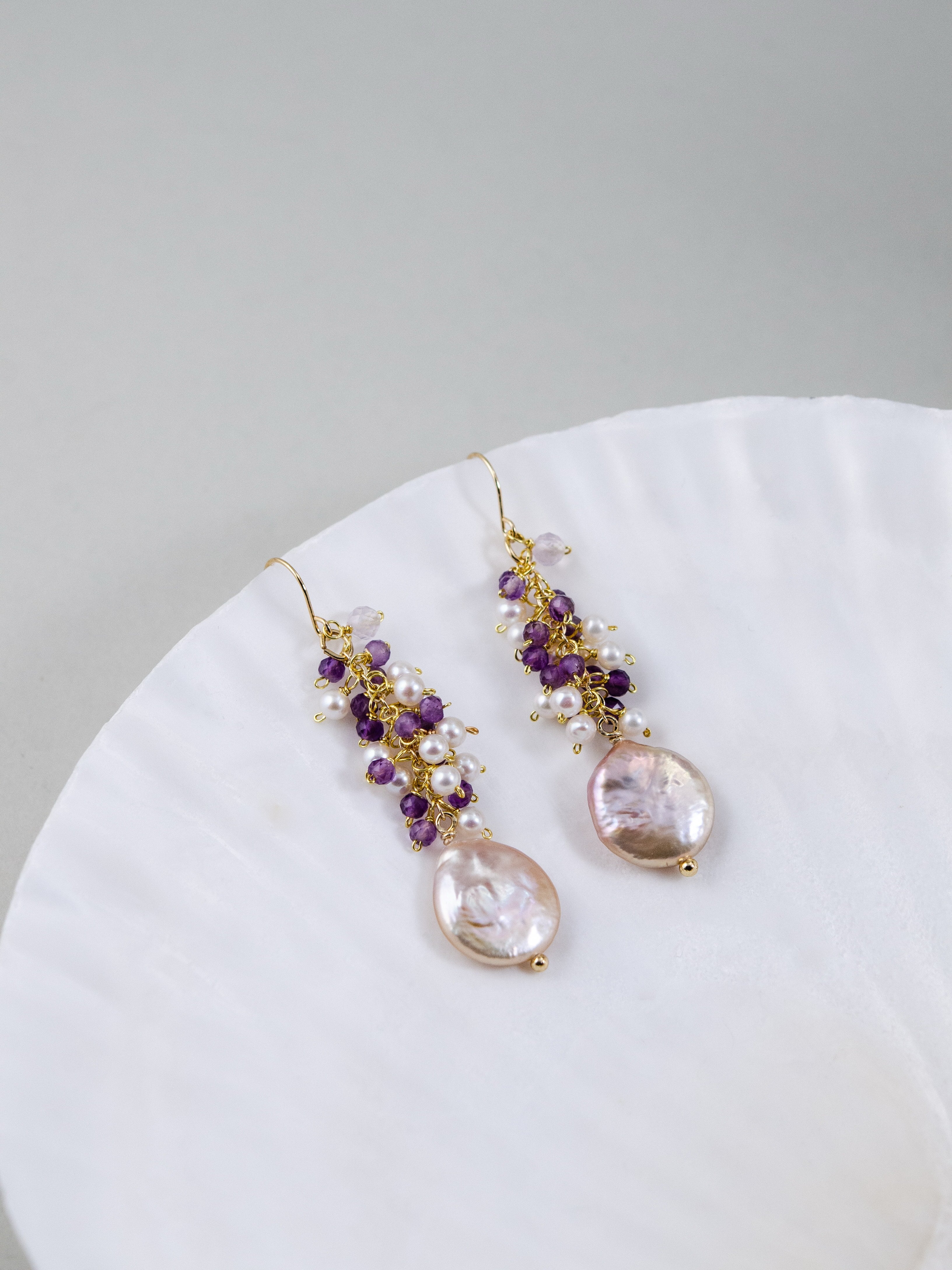 【2月誕生石】艶めくピーチコインパール & アメジストピアス｜アレルギー対応