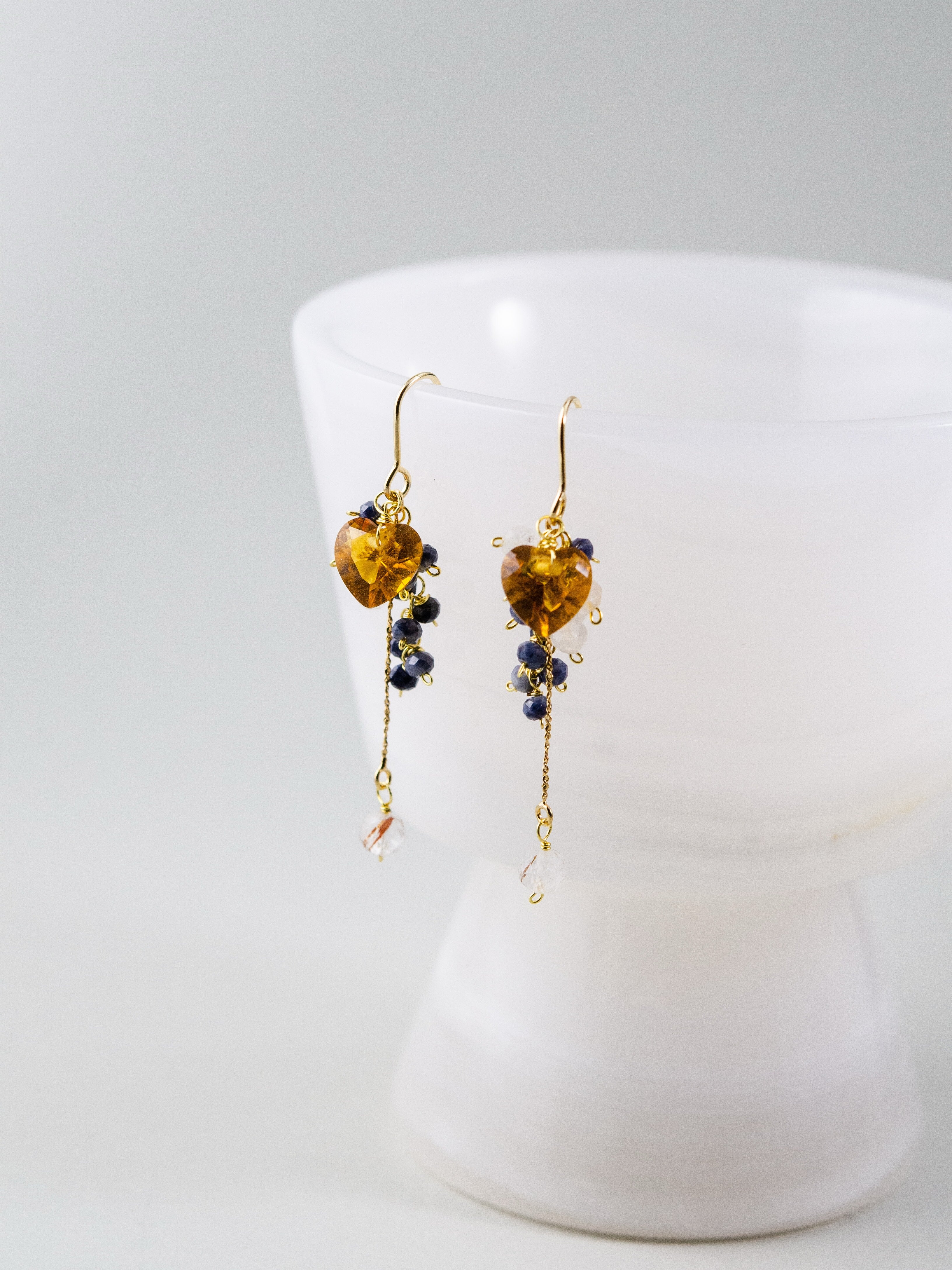 【9月誕生石】愛らしい蜜色のハート。イエロークォーツ & サファイアピアス｜アレルギー対応