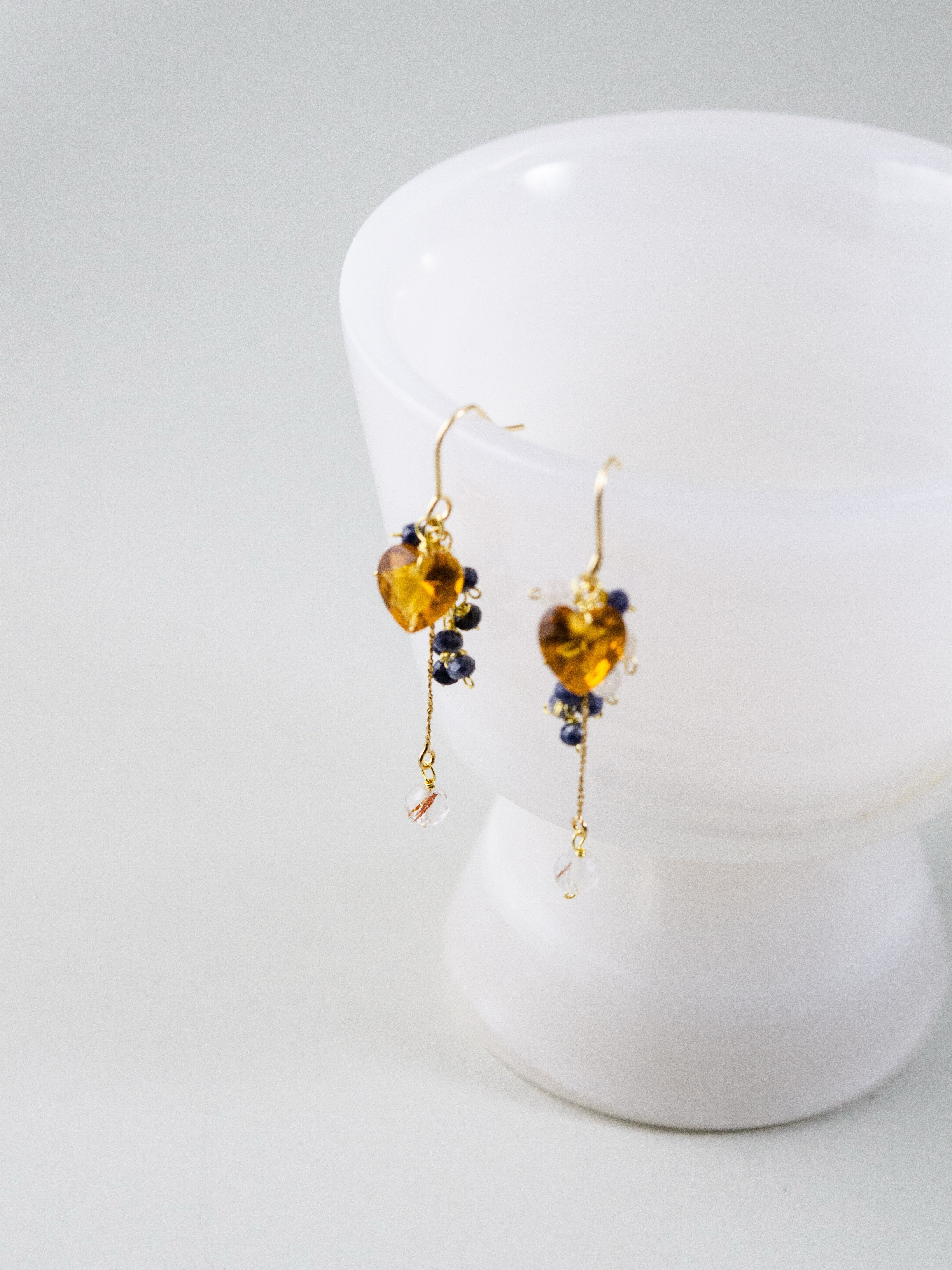 【9月誕生石】愛らしい蜜色のハート。イエロークォーツ & サファイアピアス｜アレルギー対応