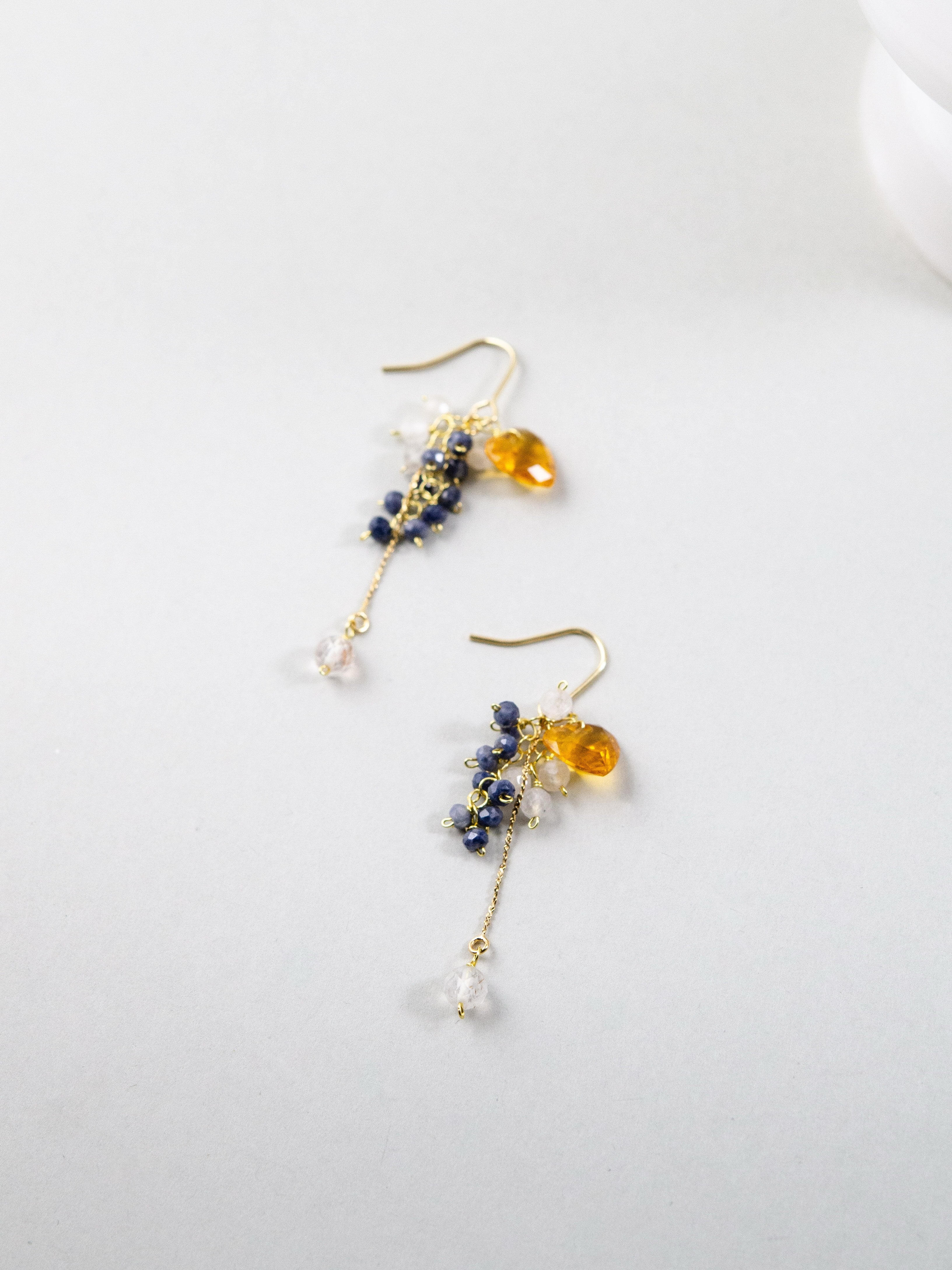 【9月誕生石】愛らしい蜜色のハート。イエロークォーツ & サファイアピアス｜アレルギー対応