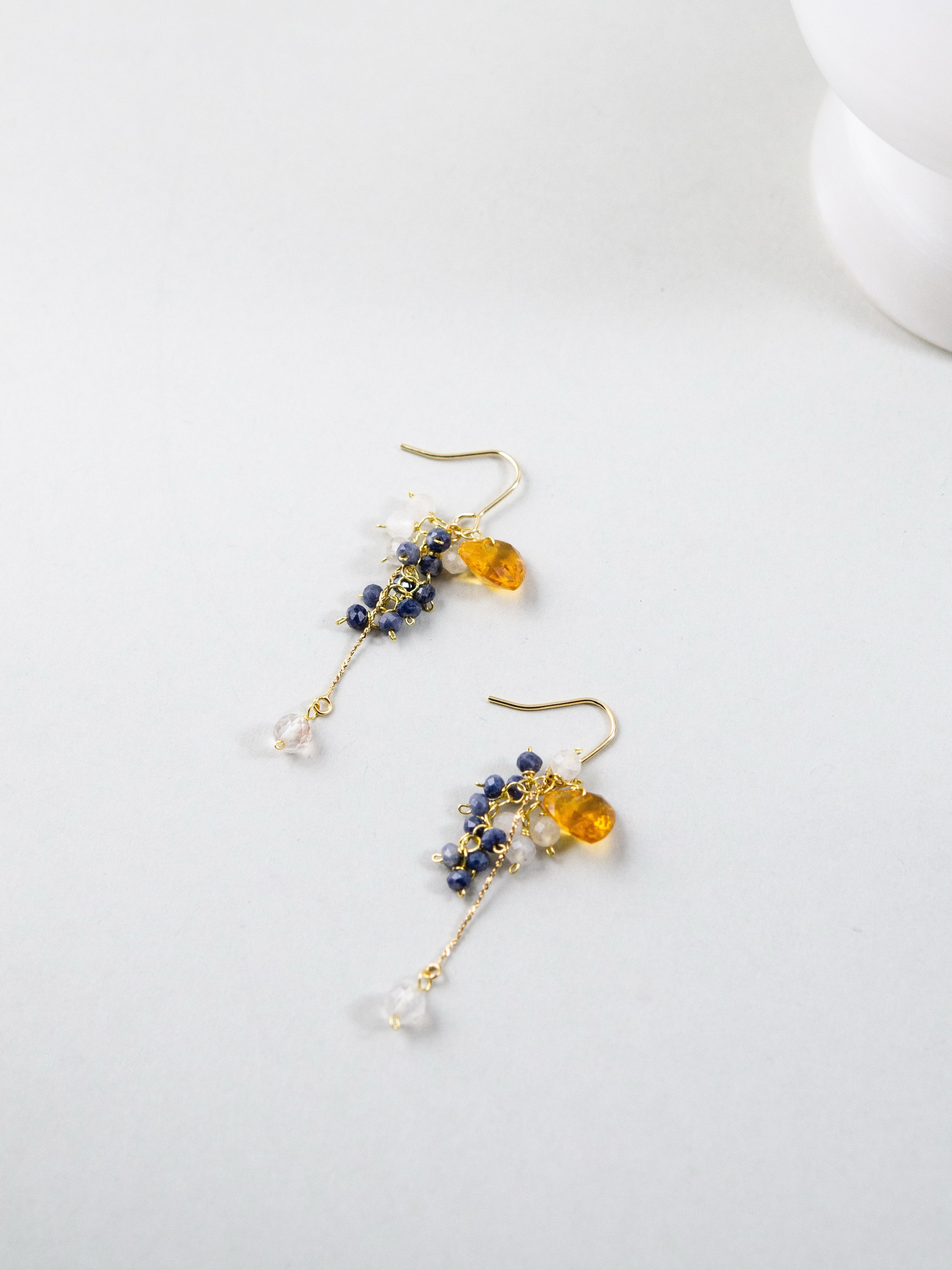 【9月誕生石】愛らしい蜜色のハート。イエロークォーツ & サファイアピアス｜アレルギー対応