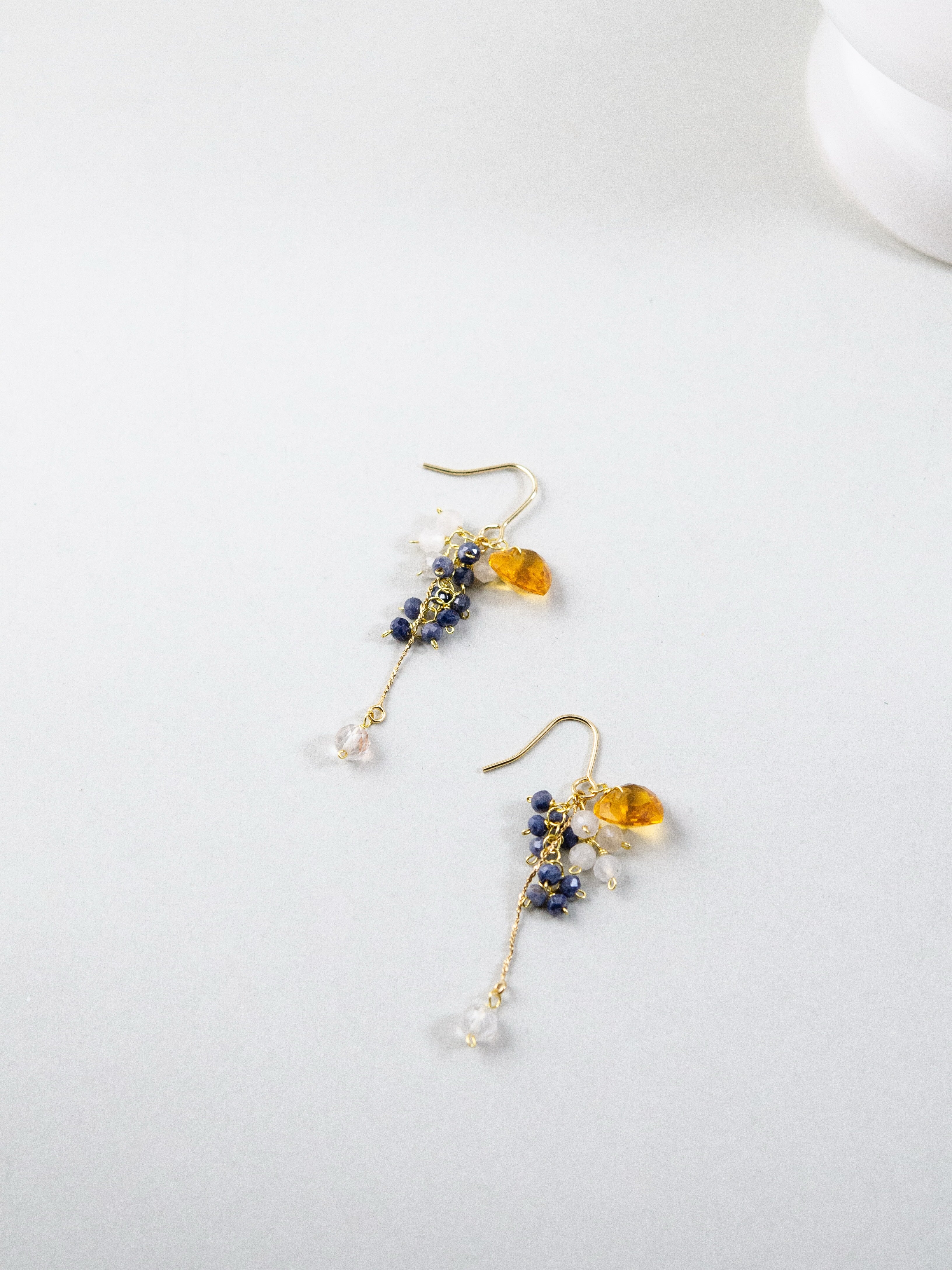 【9月誕生石】愛らしい蜜色のハート。イエロークォーツ & サファイアピアス｜アレルギー対応