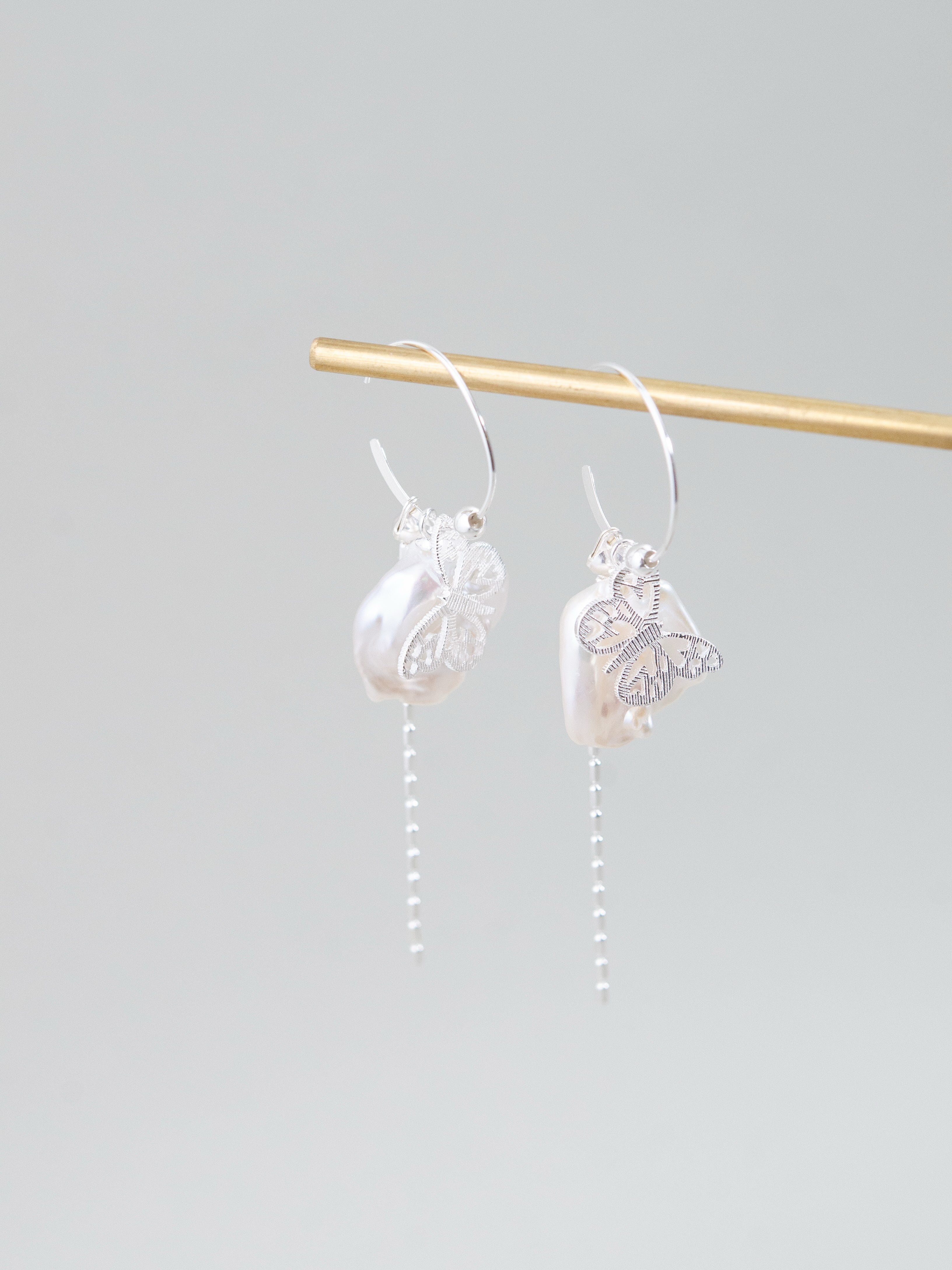 【6月誕生石】バロックパール & 銀の蝶 ピアス | 儚げな輝き (SV925)