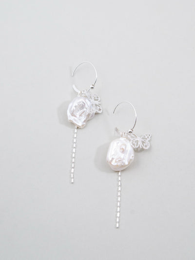 淡水バロックパール & バタフライ フープピアス - 【銀の白蝶】。大粒の変形パールと銀の蝶が舞う、揺れるチェーン付きSV925製耳飾り。