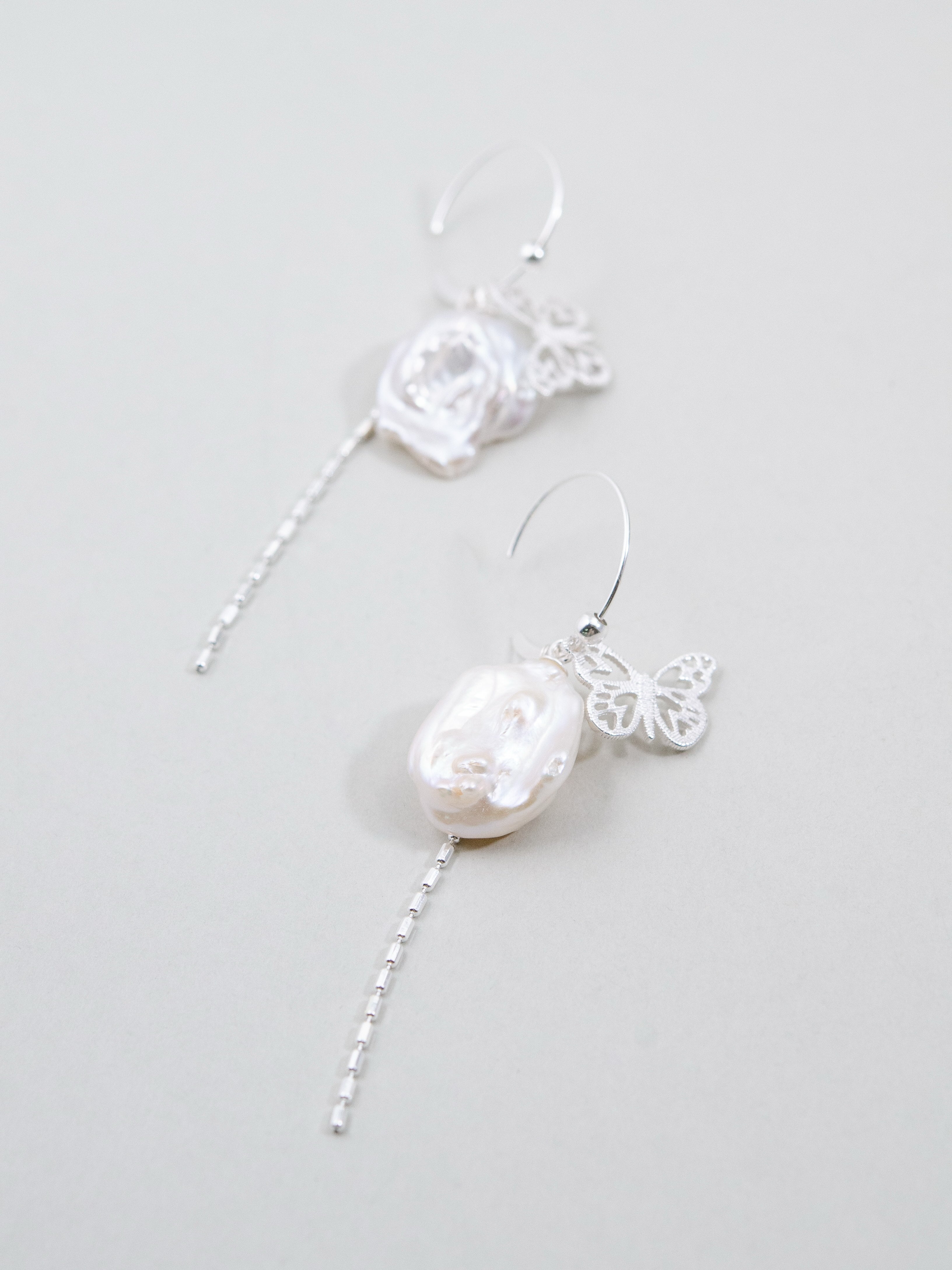 【6月誕生石】バロックパール & 銀の蝶 ピアス | 儚げな輝き (SV925)