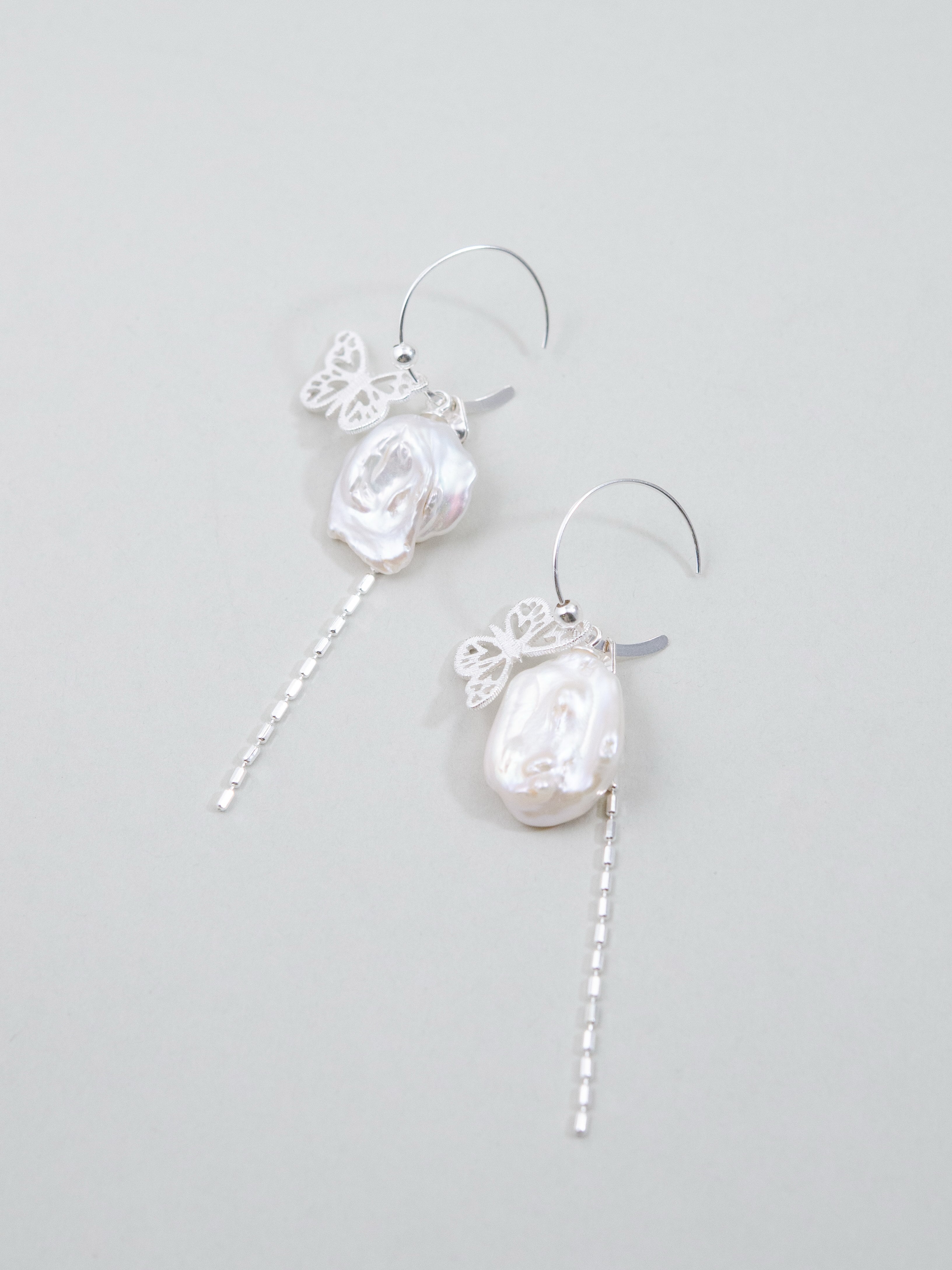【6月誕生石】バロックパール & 銀の蝶 ピアス | 儚げな輝き (SV925)