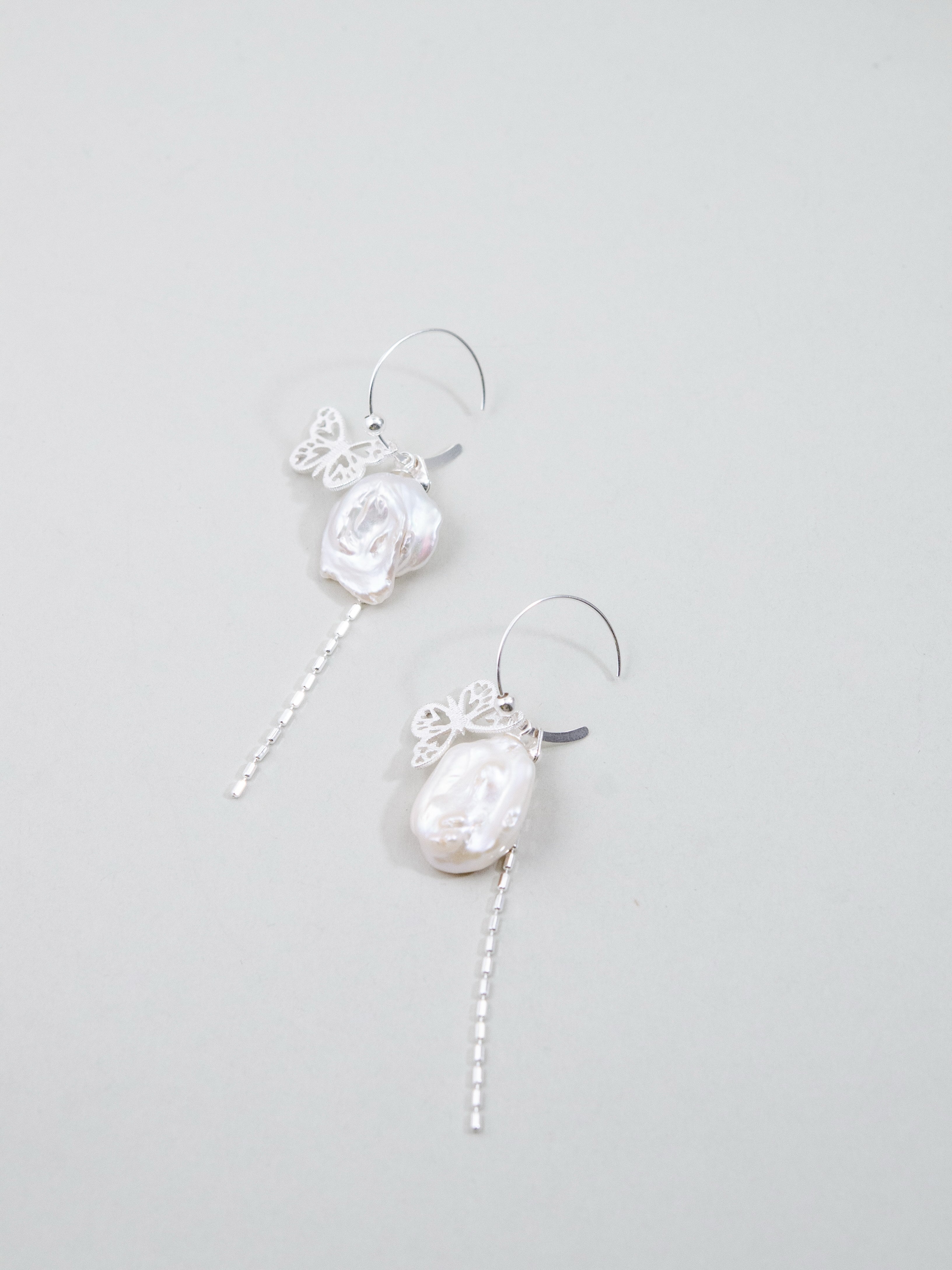【6月誕生石】バロックパール & 銀の蝶 ピアス | 儚げな輝き (SV925)