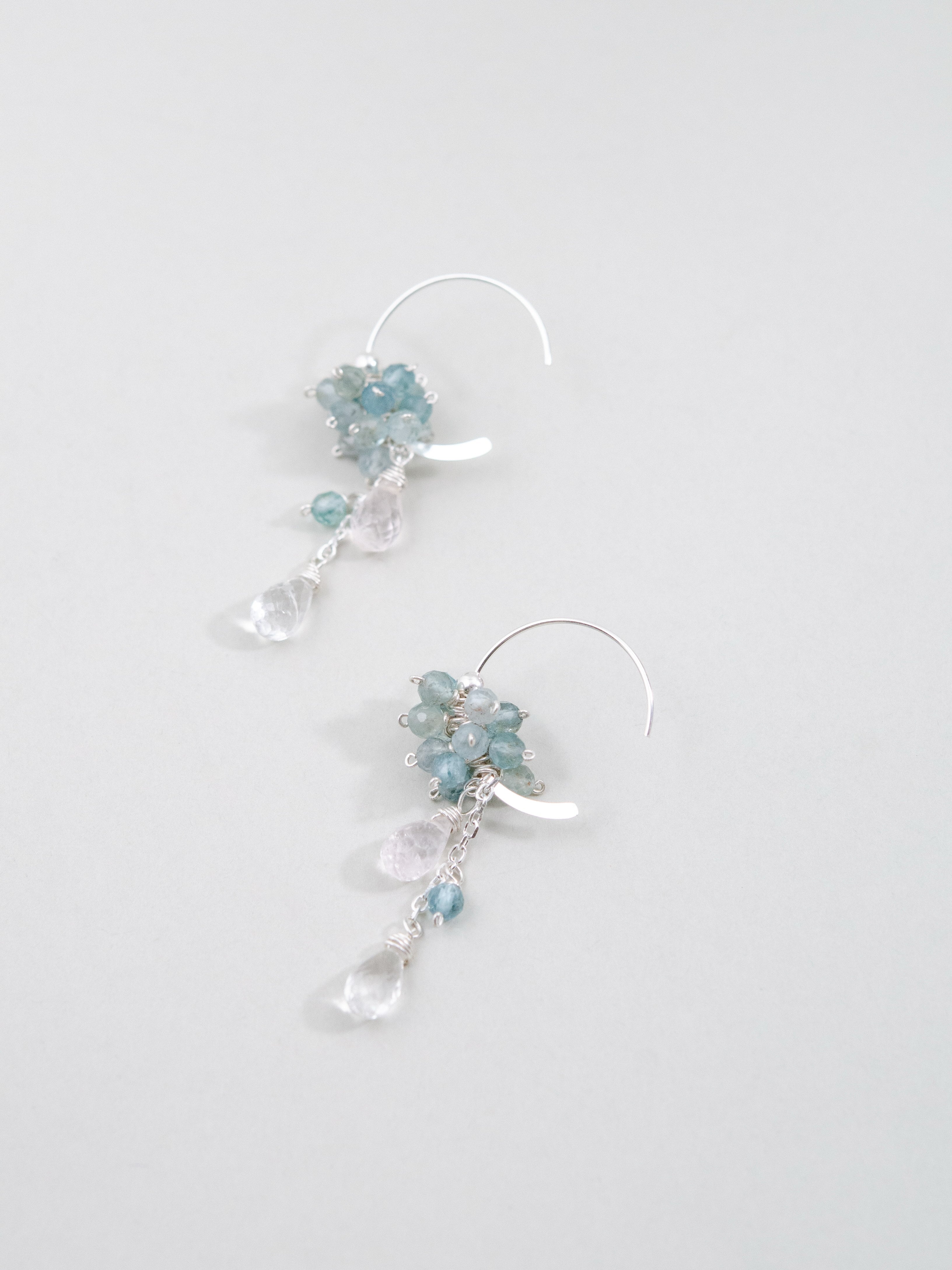 【美配色】ブルーアパタイト & クリスタル フープピアス | 氷の滴 (SV925)