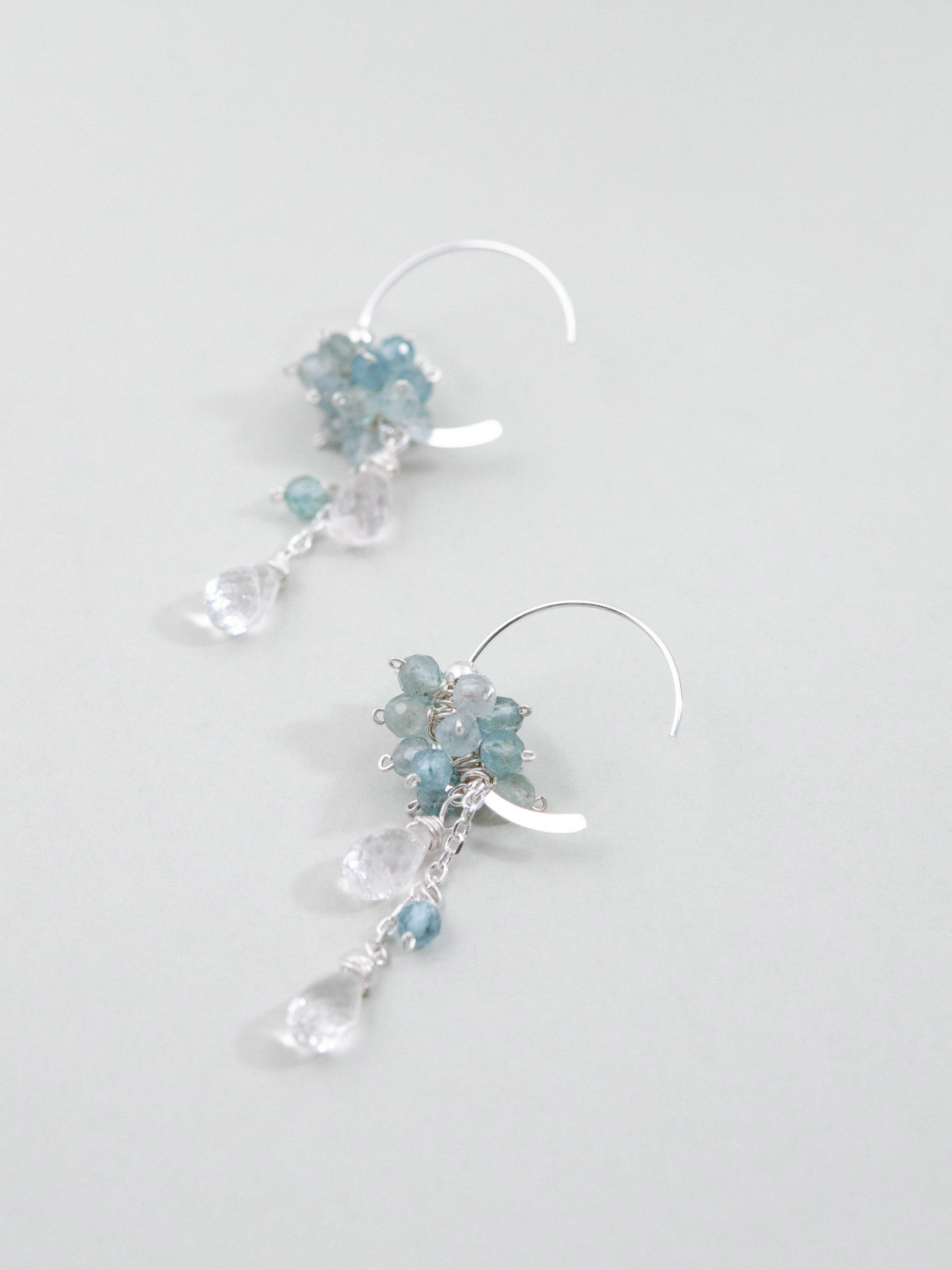 【美配色】ブルーアパタイト & クリスタル フープピアス | 氷の滴 (SV925)