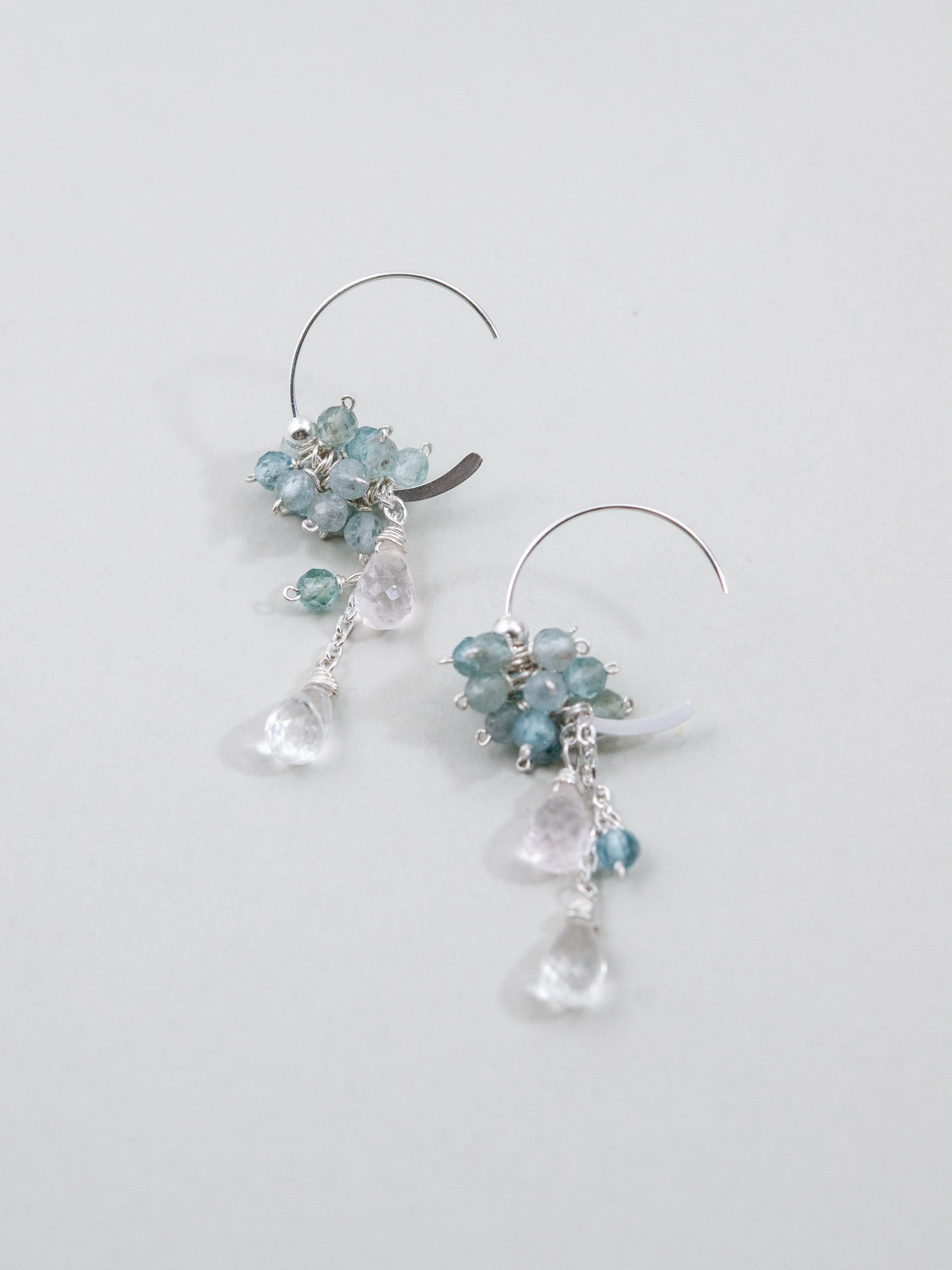 【美配色】ブルーアパタイト & クリスタル フープピアス | 氷の滴 (SV925)