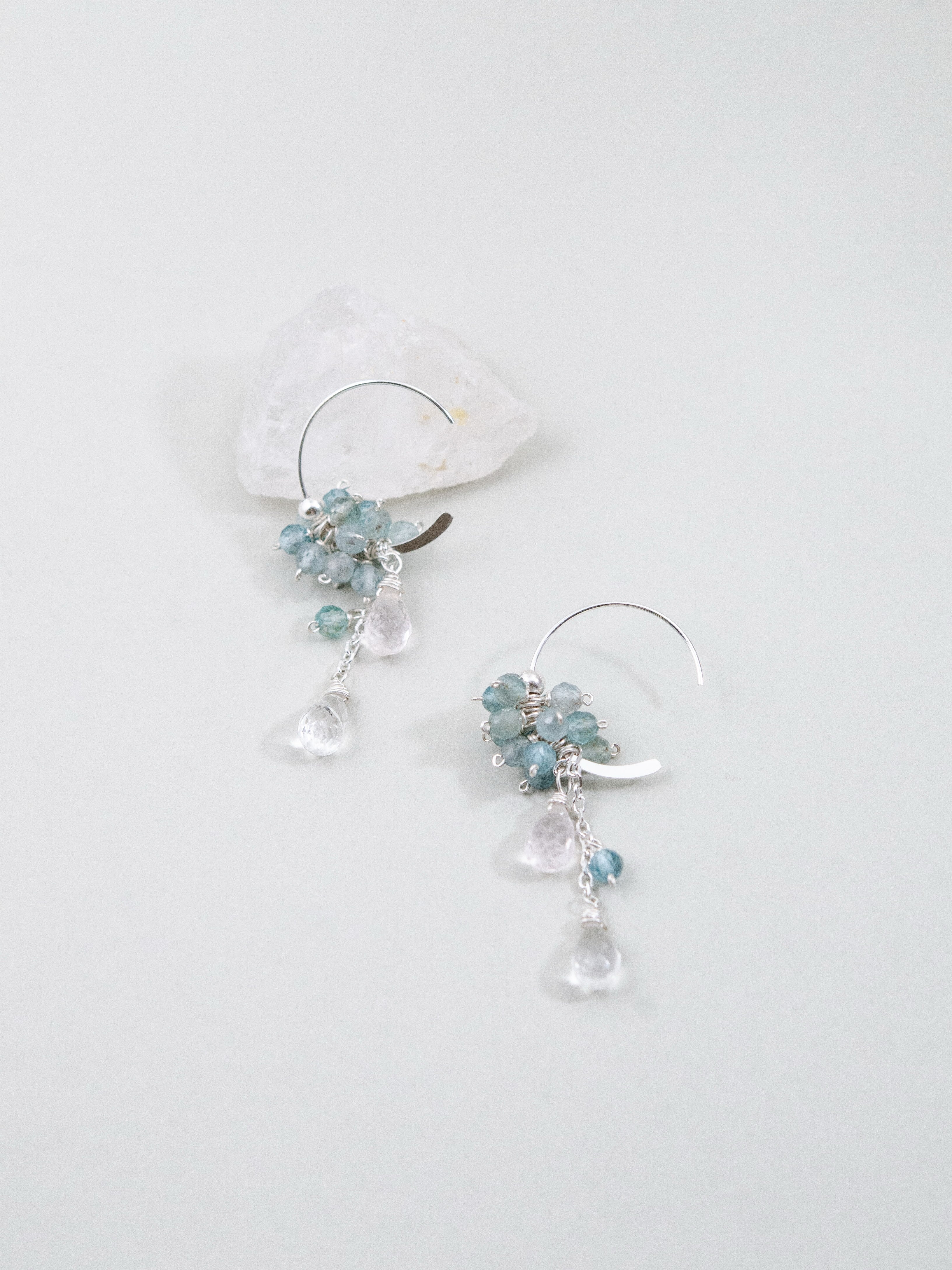 【美配色】ブルーアパタイト & クリスタル フープピアス | 氷の滴 (SV925)