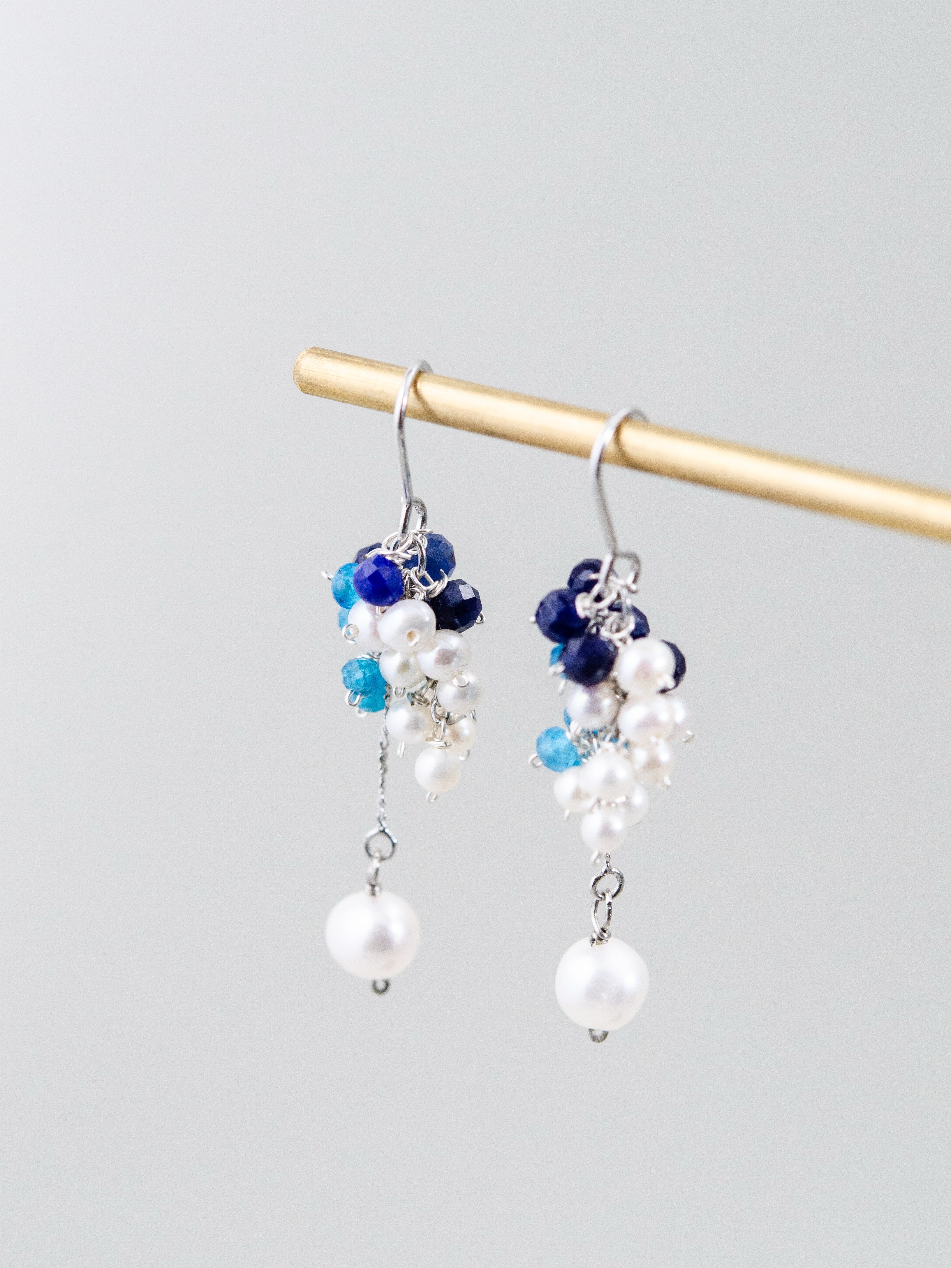 【地中海の風を纏う】淡水パール & ラピスラズリ・アパタイトピアス｜アレルギー対応