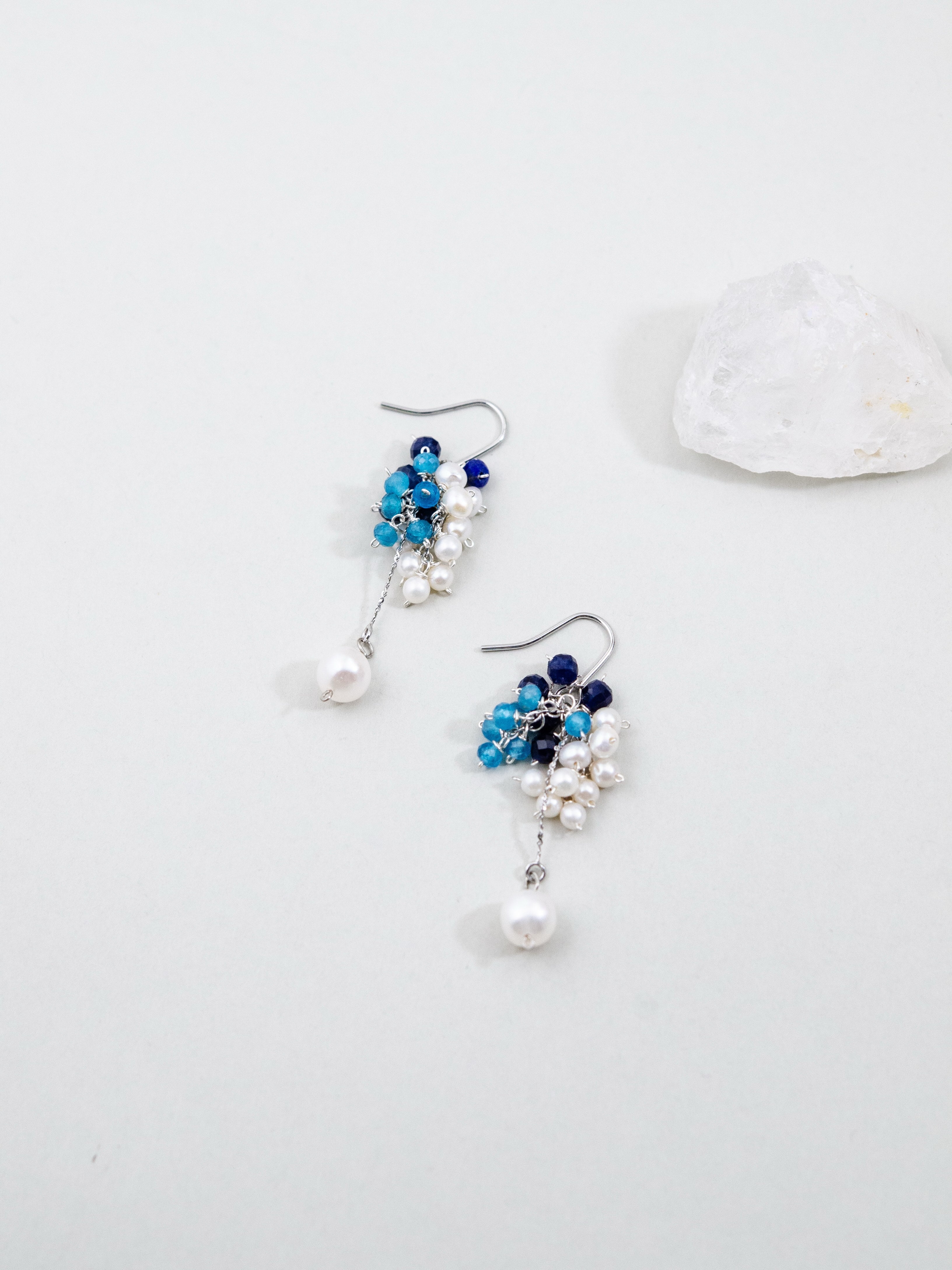 【地中海の風を纏う】淡水パール & ラピスラズリ・アパタイトピアス｜アレルギー対応
