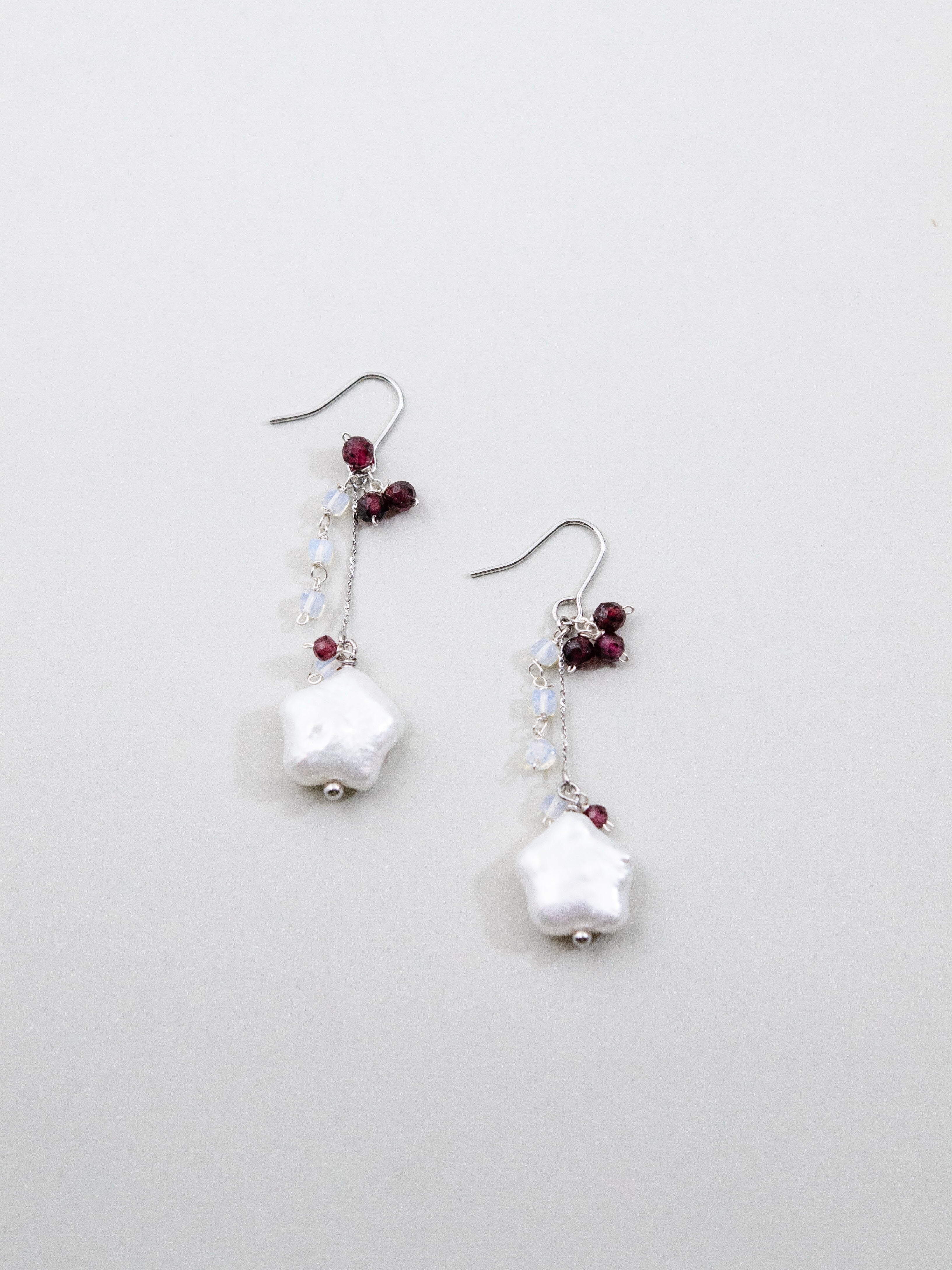 【心に灯る深紅の星】星形パール & ガーネット・オパールピアス｜アレルギー対応