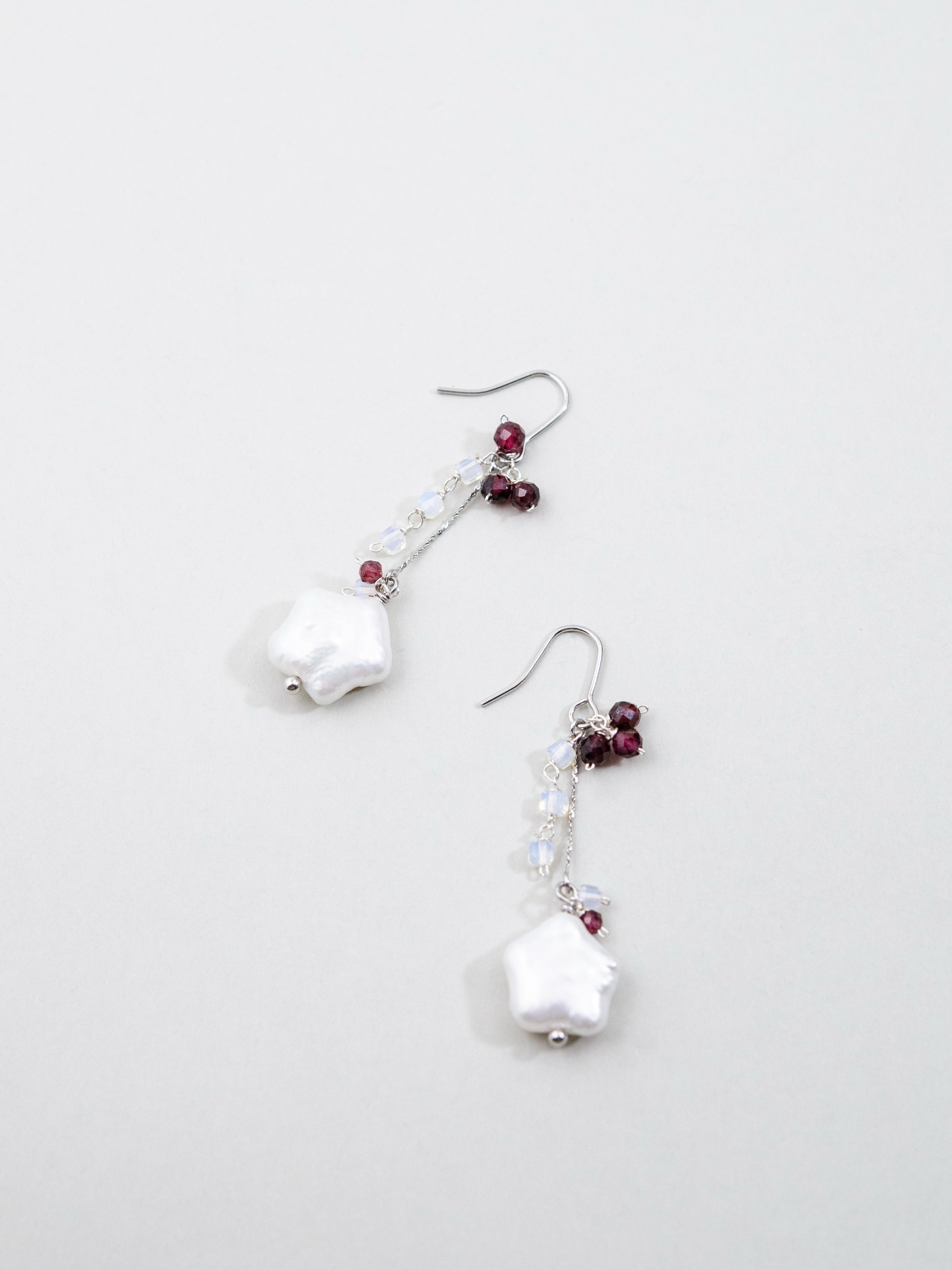 【心に灯る深紅の星】星形パール & ガーネット・オパールピアス｜アレルギー対応