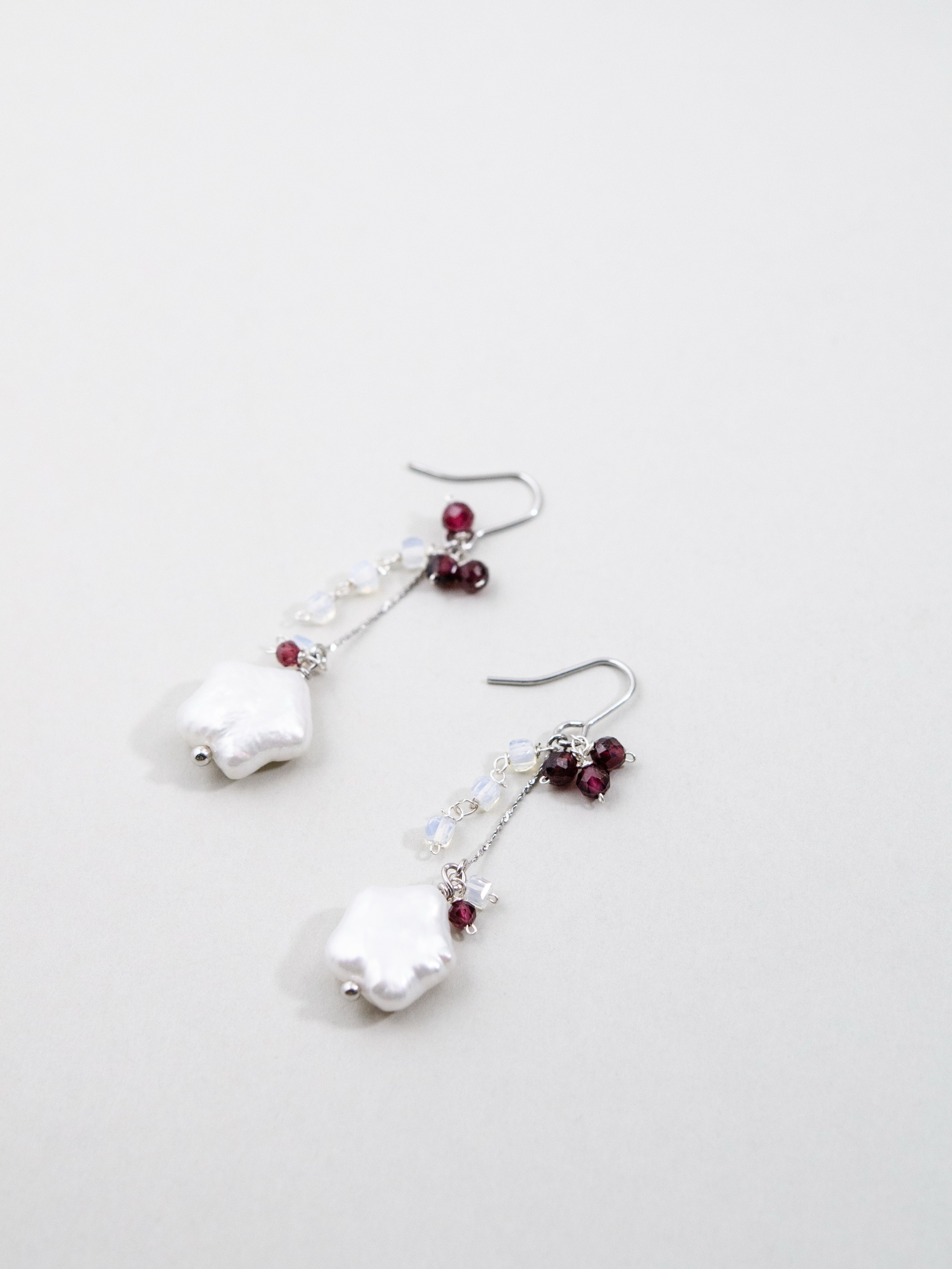 【心に灯る深紅の星】星形パール & ガーネット・オパールピアス｜アレルギー対応