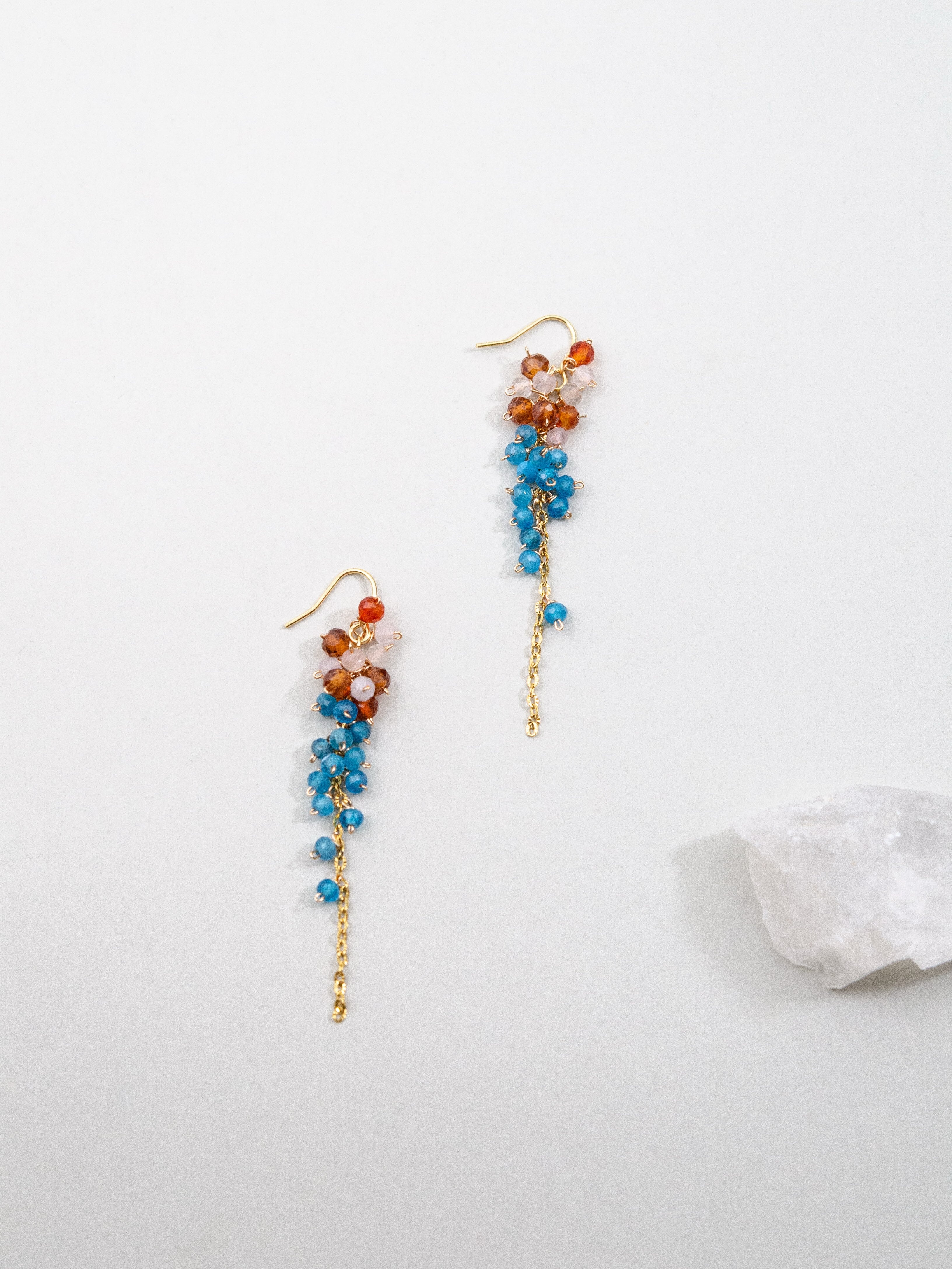 【心晴れるネオンブルー】アパタイト & スペサルティンガーネットピアス｜アレルギー対応