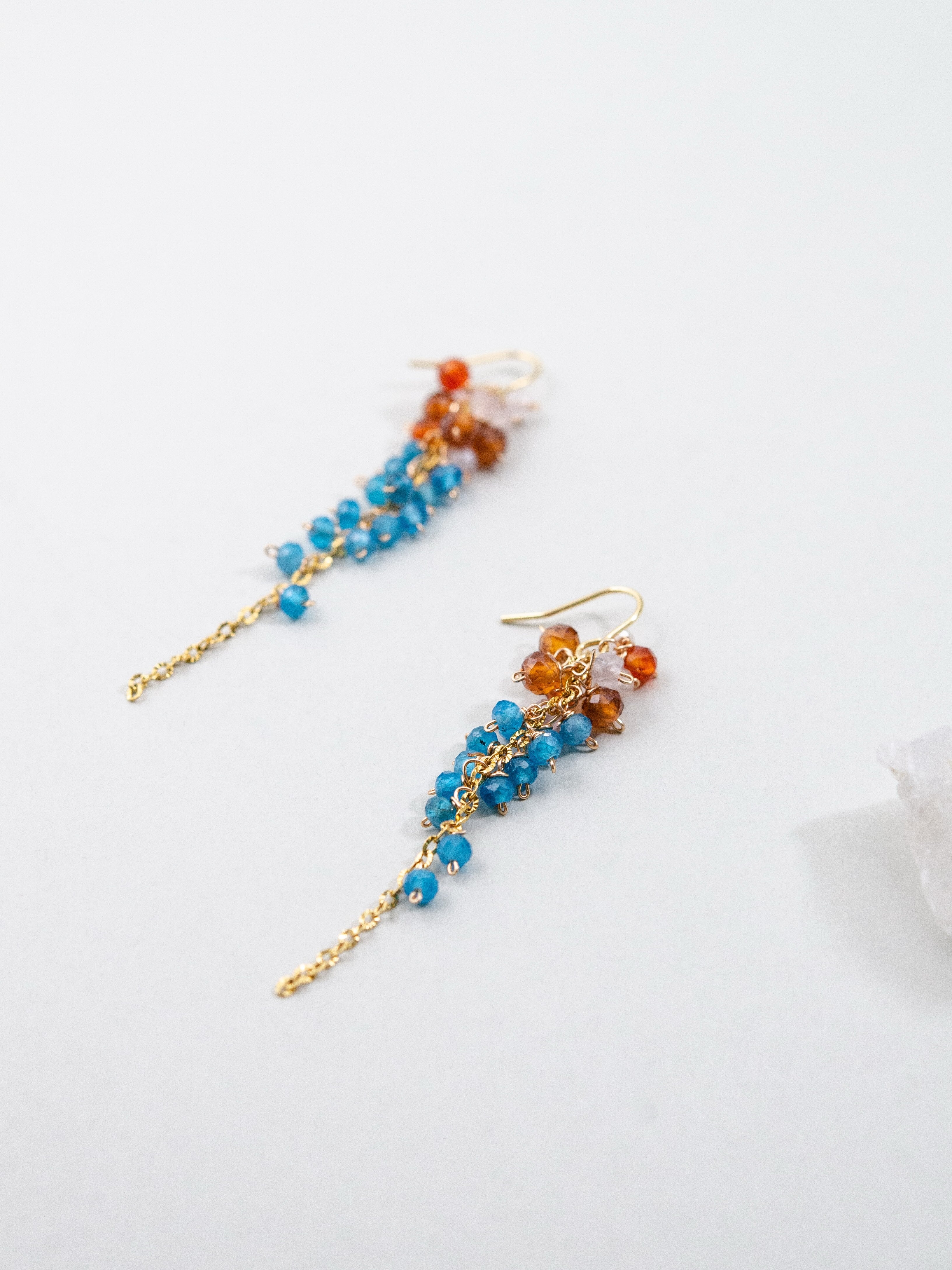 【心晴れるネオンブルー】アパタイト & スペサルティンガーネットピアス｜アレルギー対応