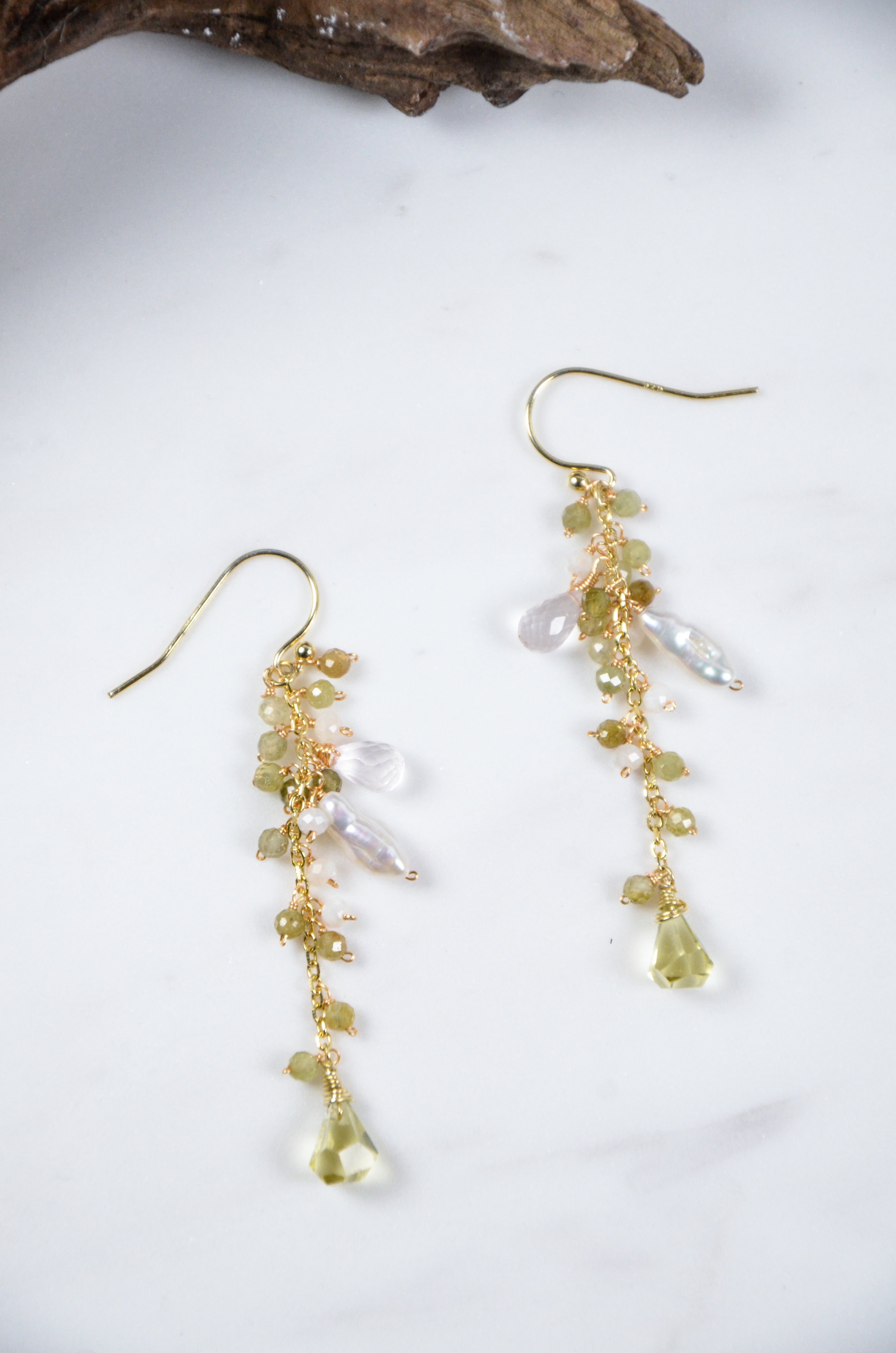 華奢チェーンにツァボライトが彩る綺麗 な ピアス
