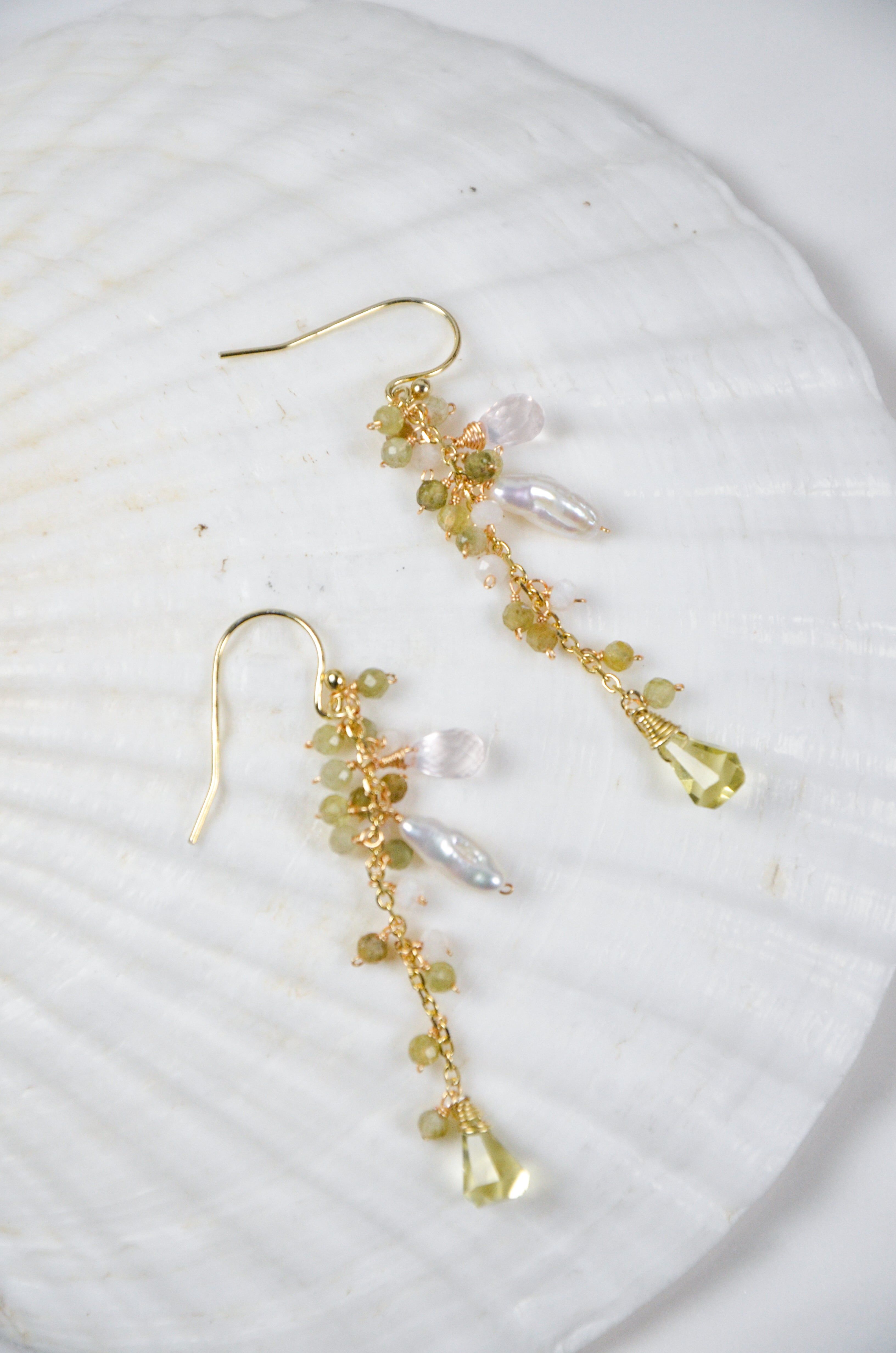 華奢チェーンにツァボライトが彩る綺麗 な ピアス