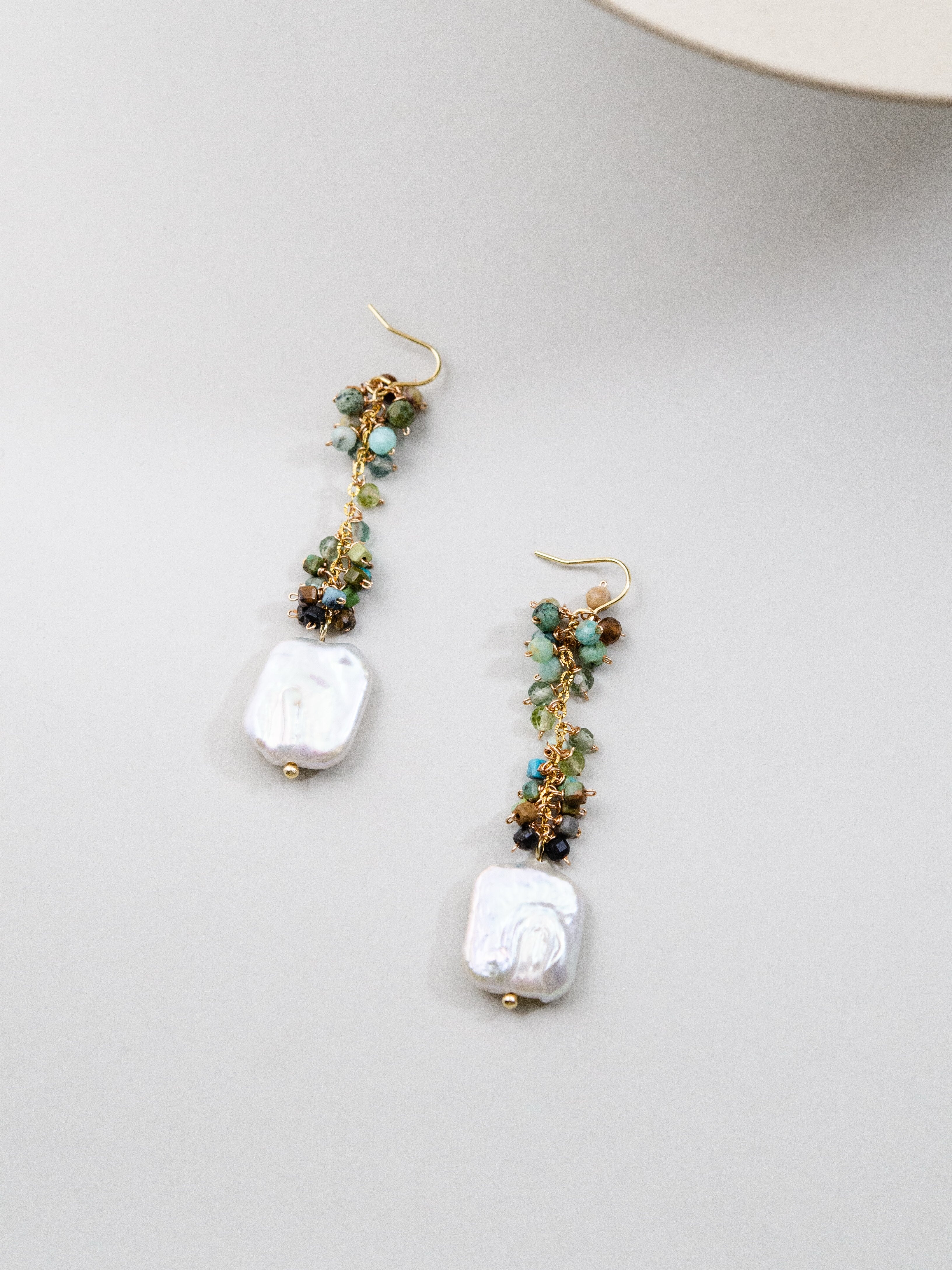 【自然美を纏う】スクエアバロックパール & ターコイズの「緑の藤蔓」ピアス｜アレルギー対応