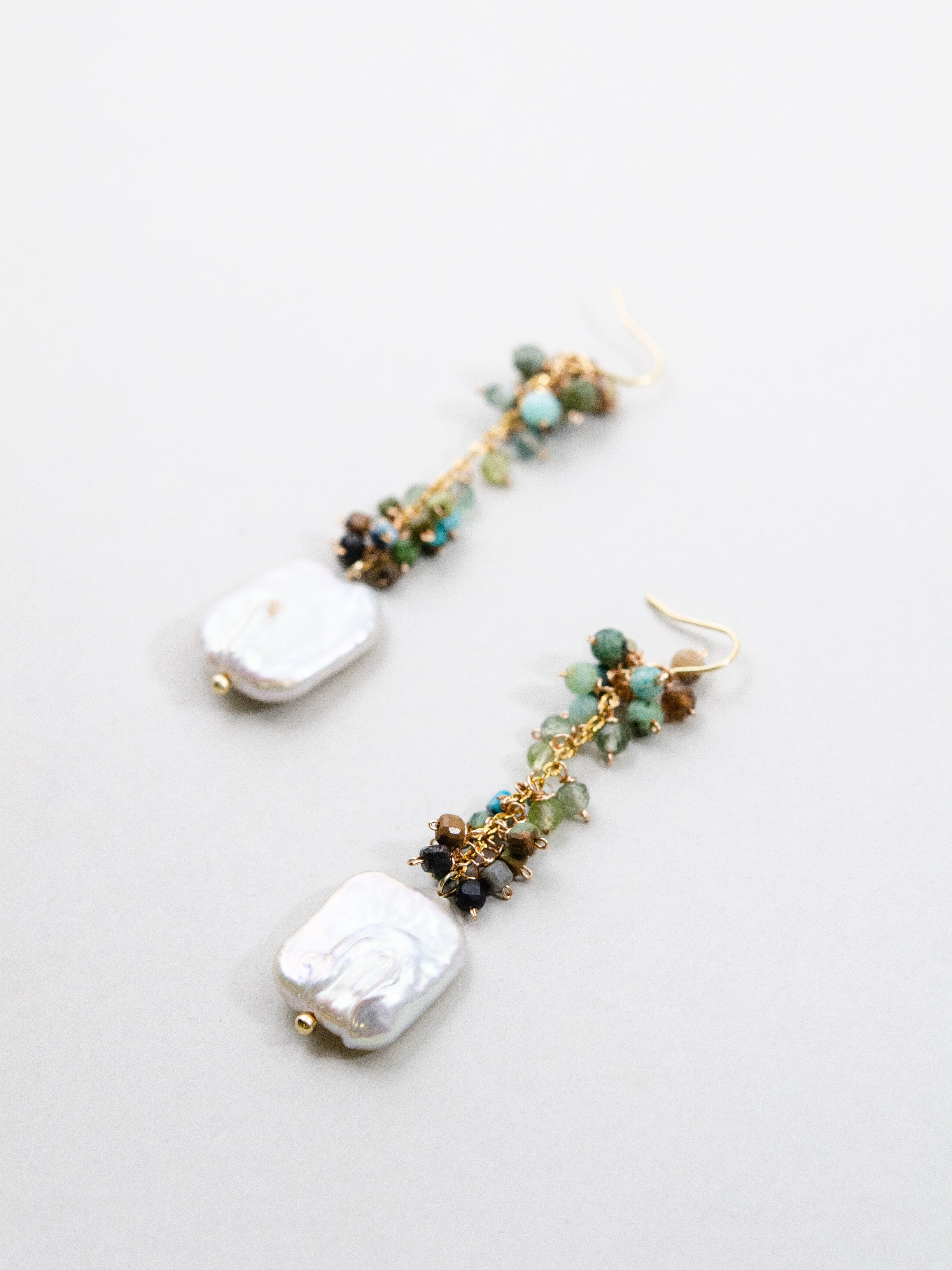 【自然美を纏う】スクエアバロックパール & ターコイズの「緑の藤蔓」ピアス｜アレルギー対応