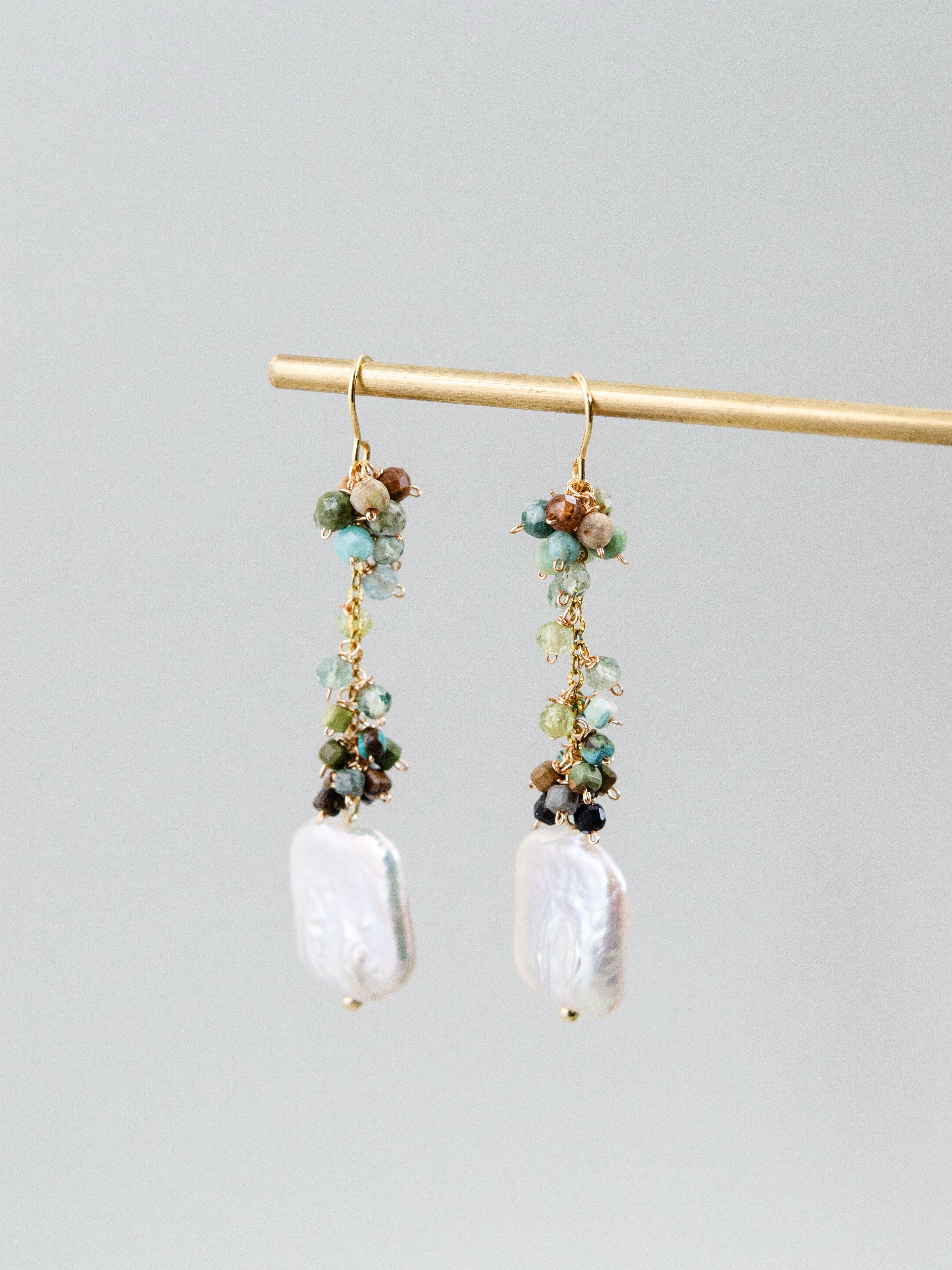 【自然美を纏う】スクエアバロックパール & ターコイズの「緑の藤蔓」ピアス｜アレルギー対応