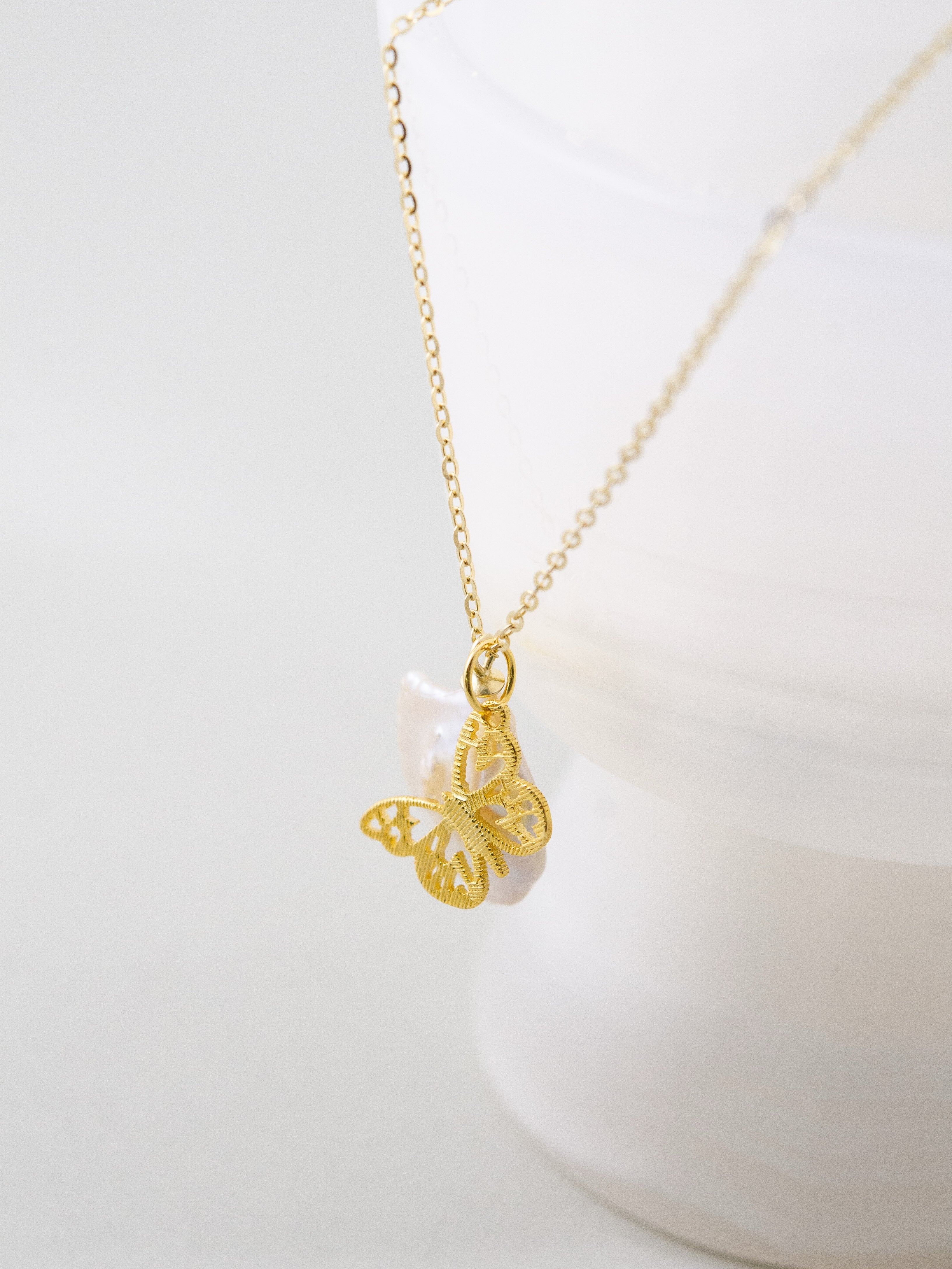 【春の訪れ】バロックパール & 透かし蝶のネックレス｜アレルギー対応