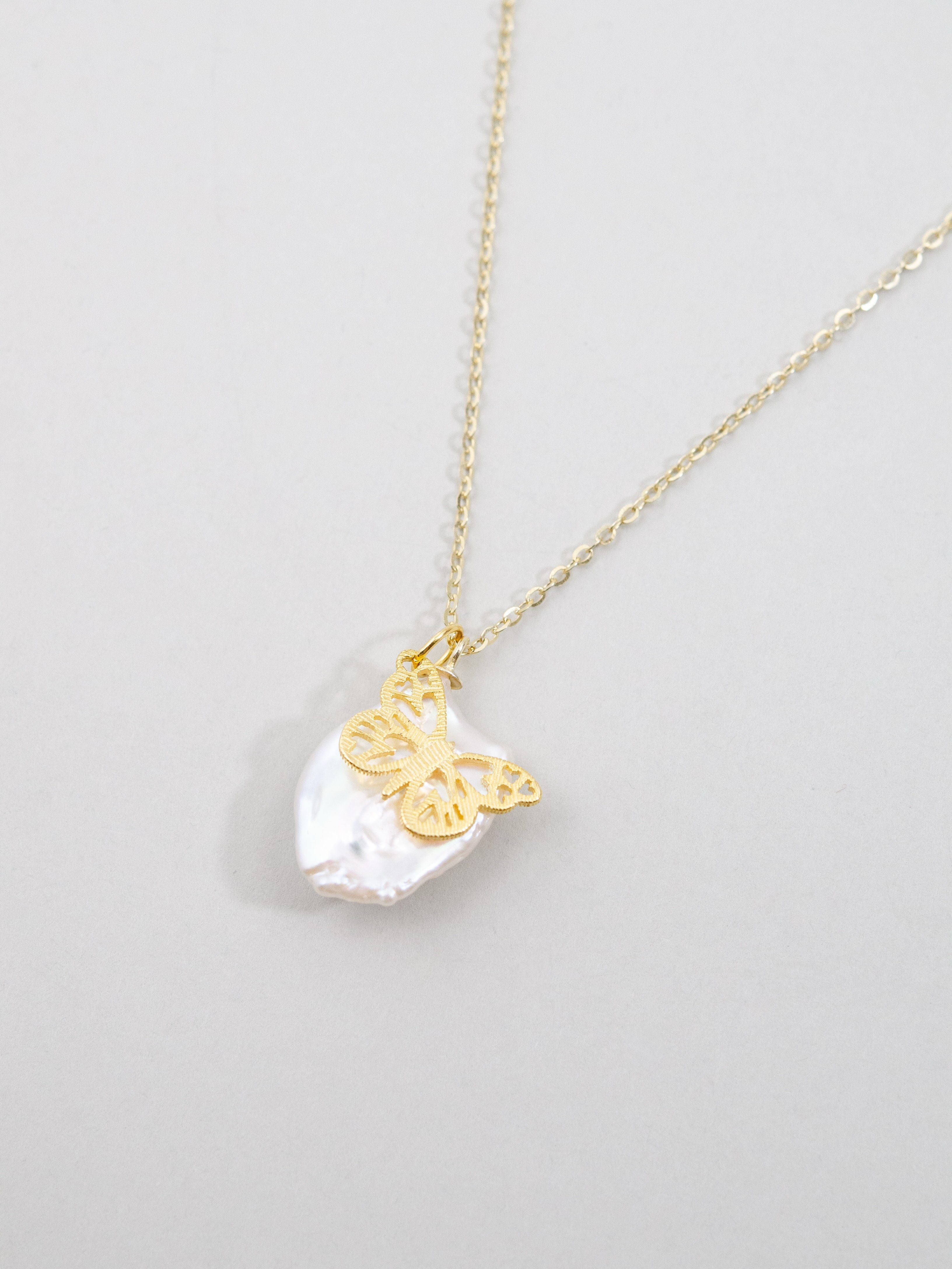 【春の訪れ】バロックパール & 透かし蝶のネックレス｜アレルギー対応