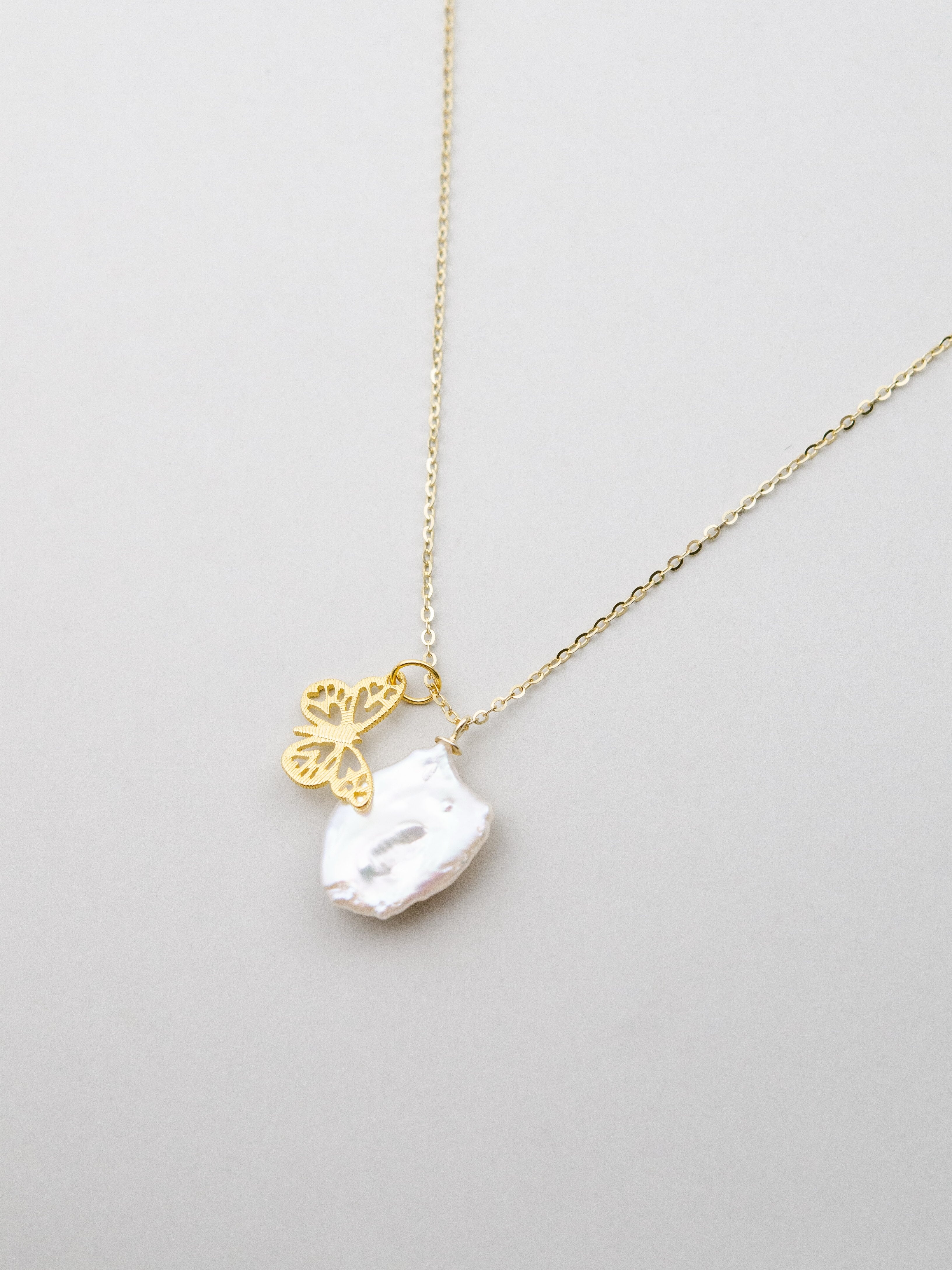 【春の訪れ】バロックパール & 透かし蝶のネックレス｜アレルギー対応