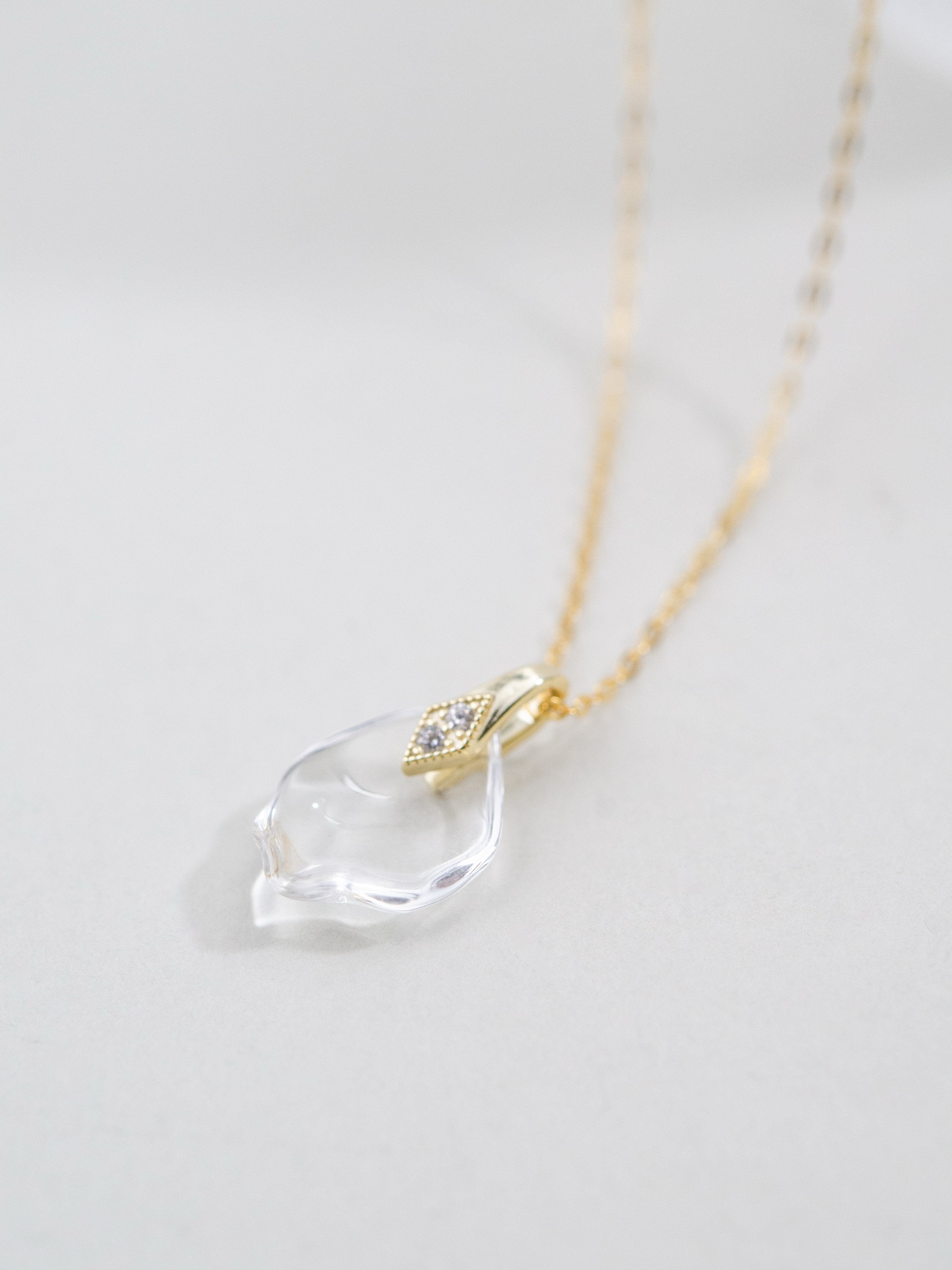 【ギフトに】水晶花びら ピアス・ネックレスセット | 大人可愛い 職人手作り