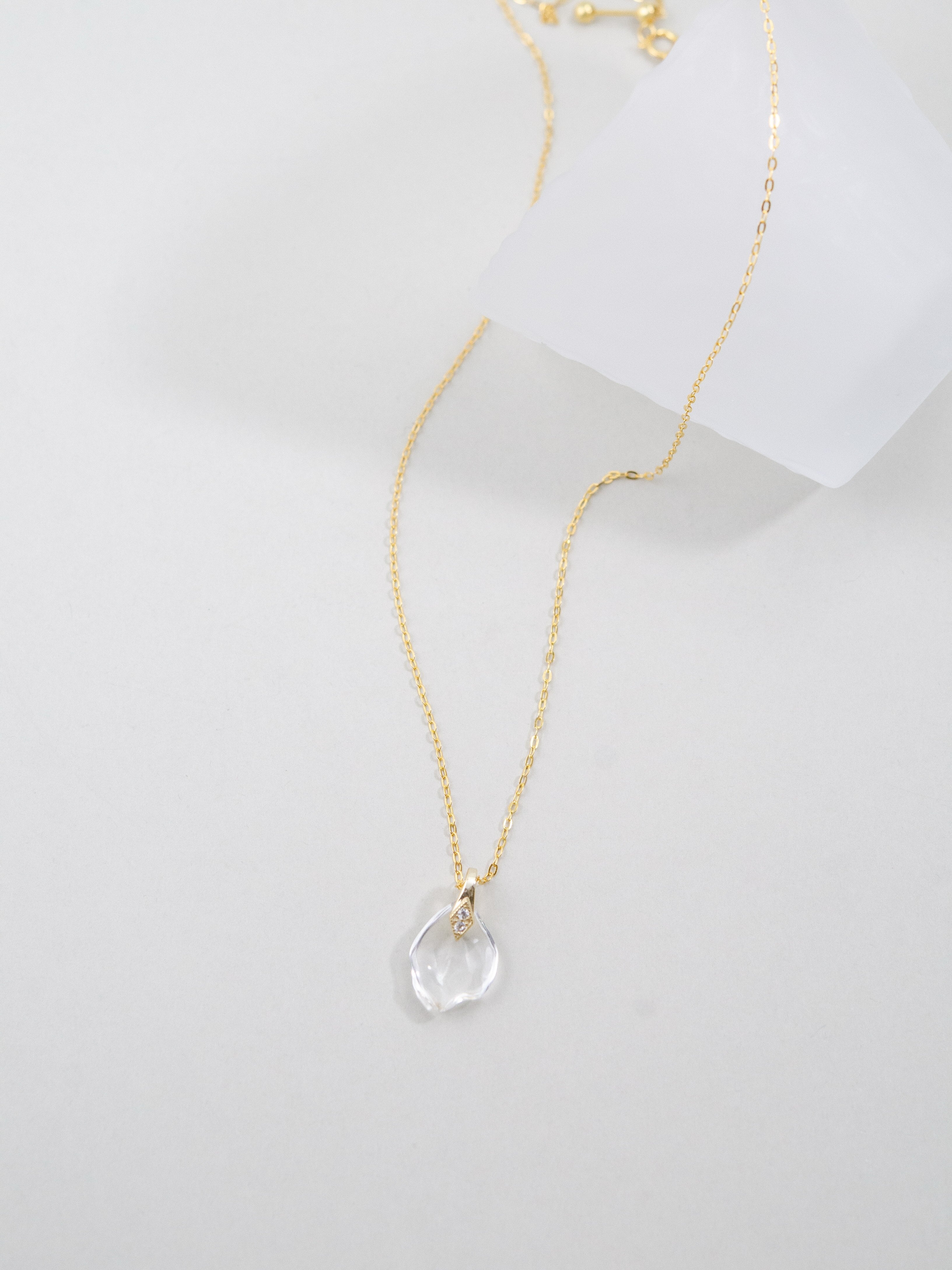 【ギフトに】水晶花びら ピアス・ネックレスセット | 大人可愛い 職人手作り