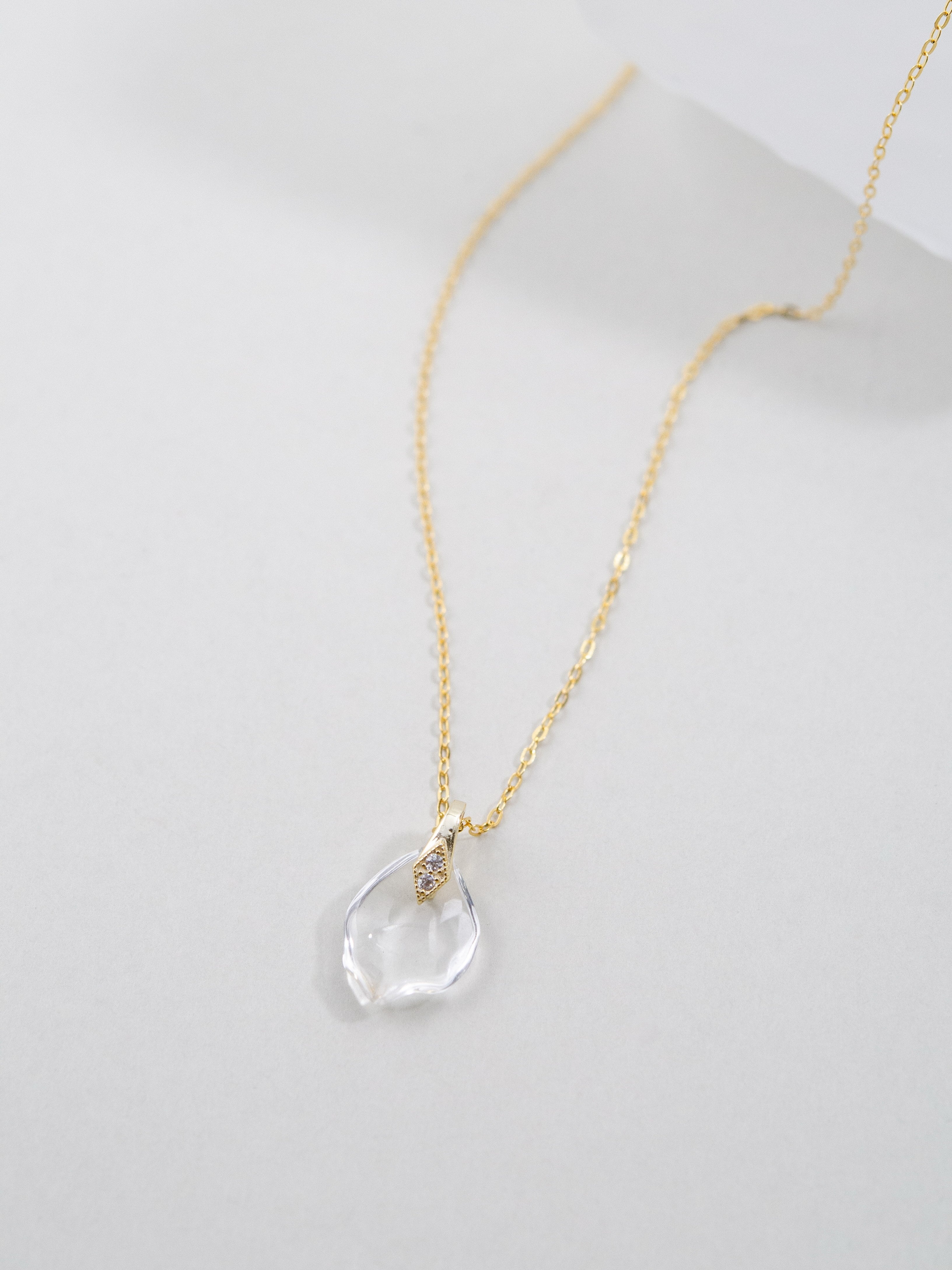 【ギフトに】水晶花びら ピアス・ネックレスセット | 大人可愛い 職人手作り