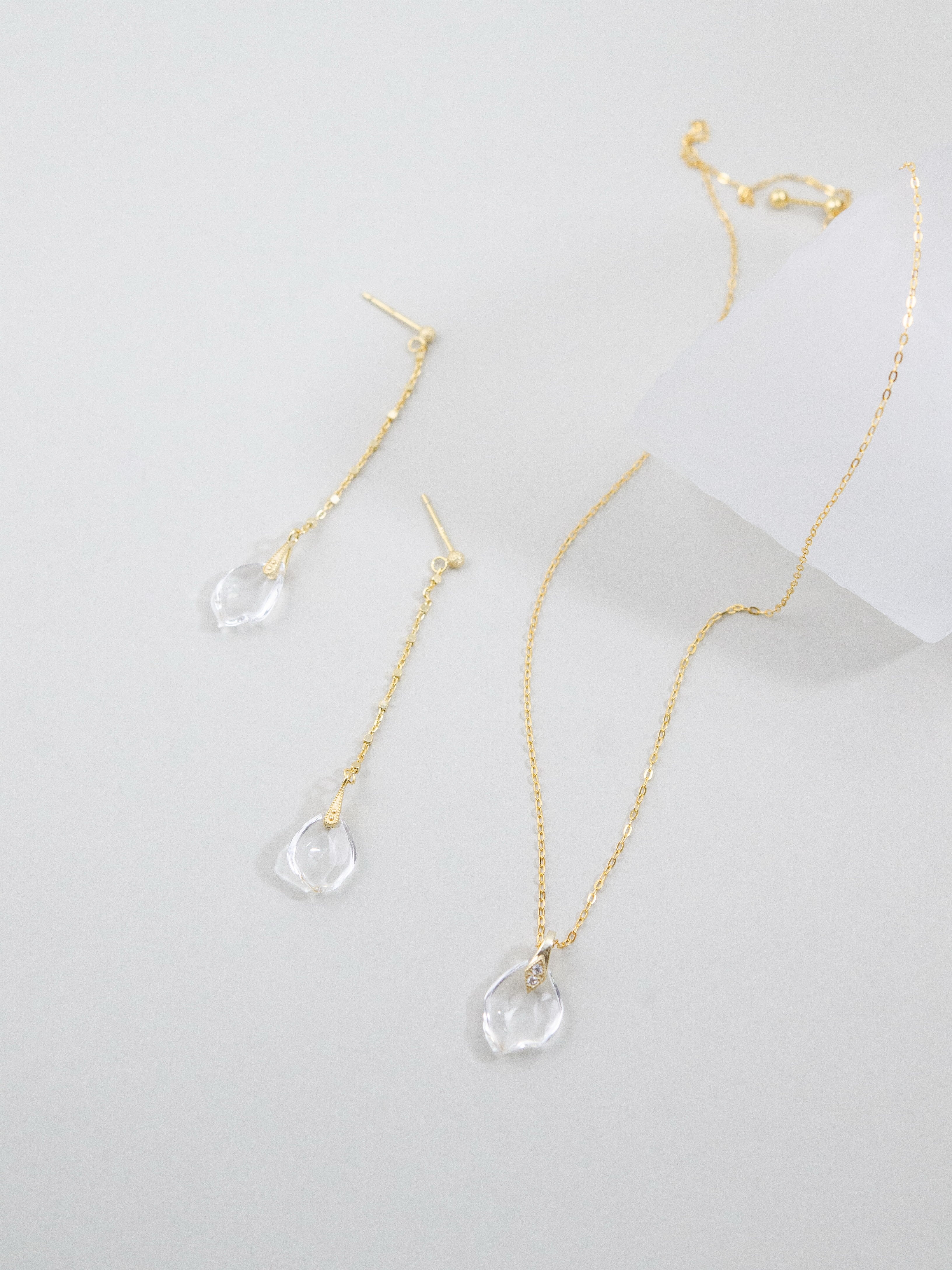 【ギフトに】水晶花びら ピアス・ネックレスセット | 大人可愛い 職人手作り