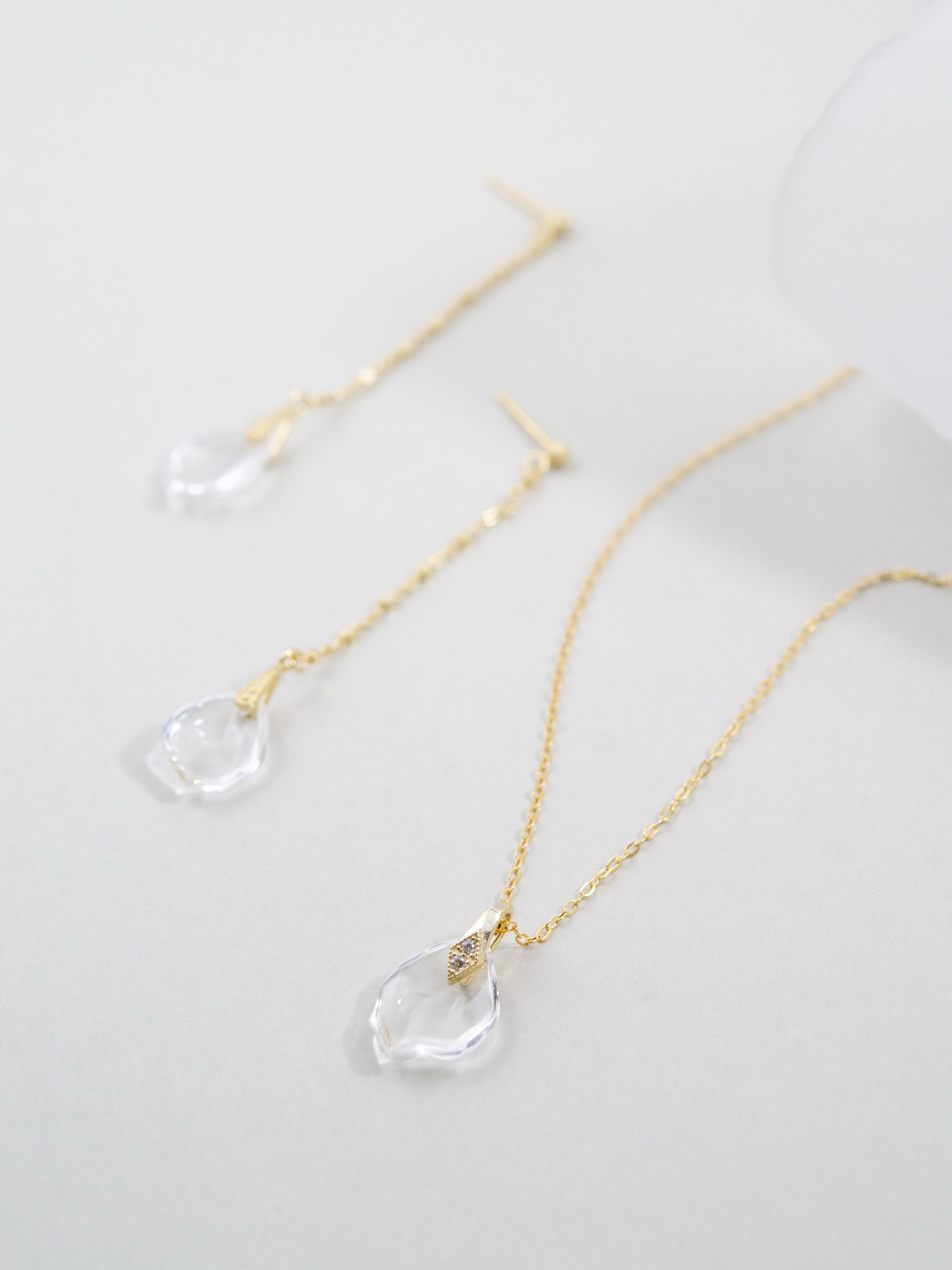 【ギフトに】水晶花びら ピアス・ネックレスセット | 大人可愛い 職人手作り