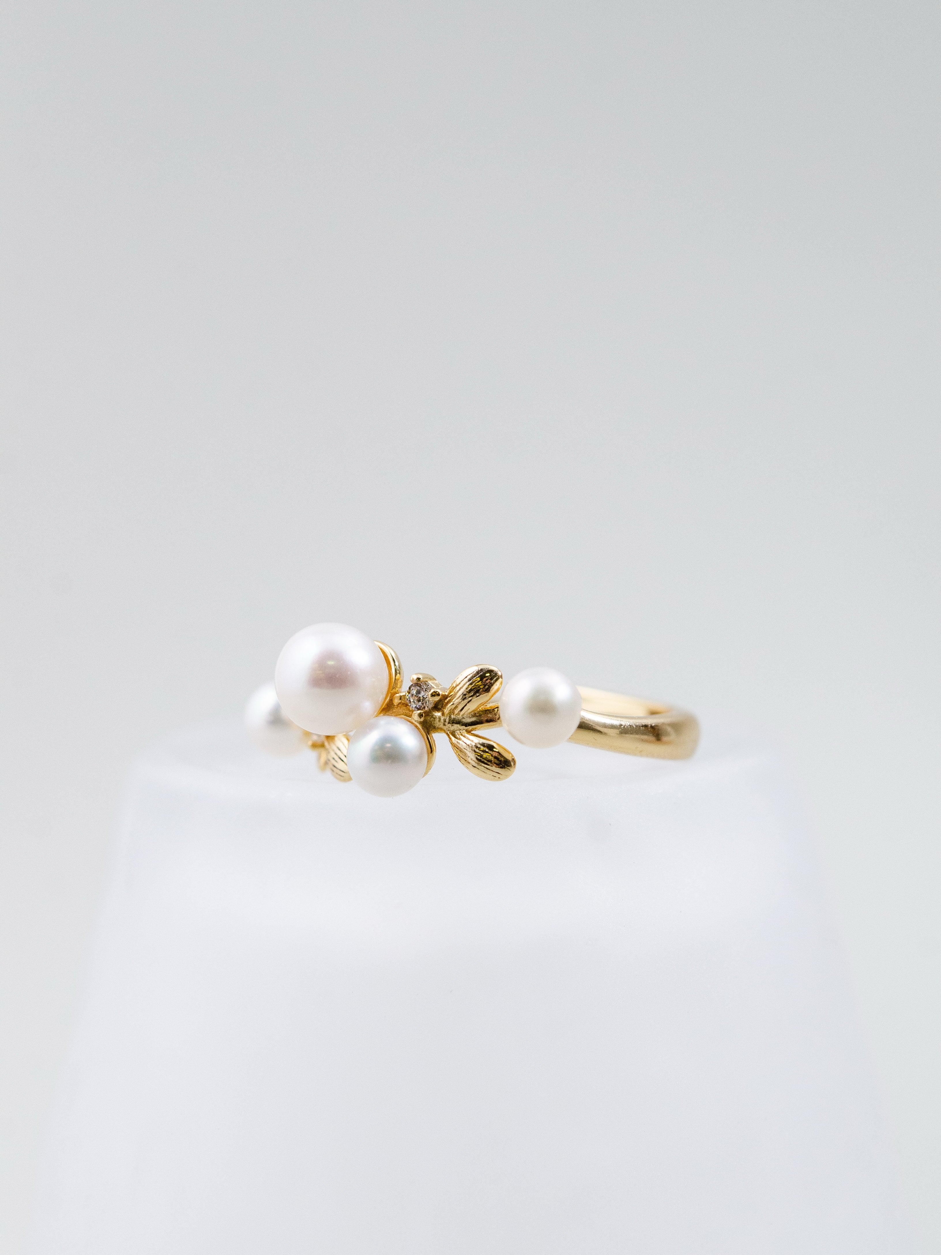 【指先に咲く実り】淡水パール & リーフのゴールドリング｜フリーサイズ・アレルギー対応