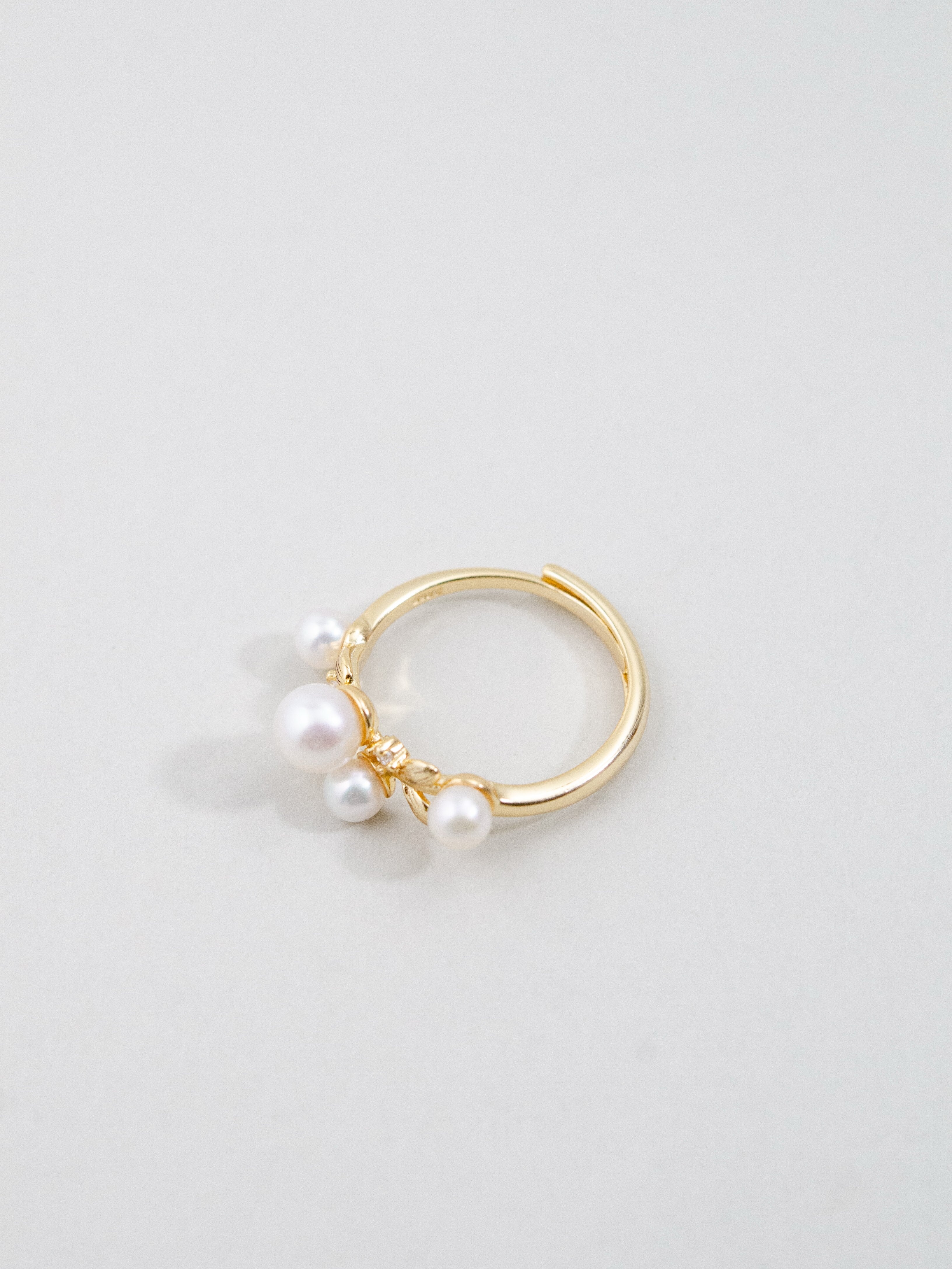 【指先に咲く実り】淡水パール & リーフのゴールドリング｜フリーサイズ・アレルギー対応