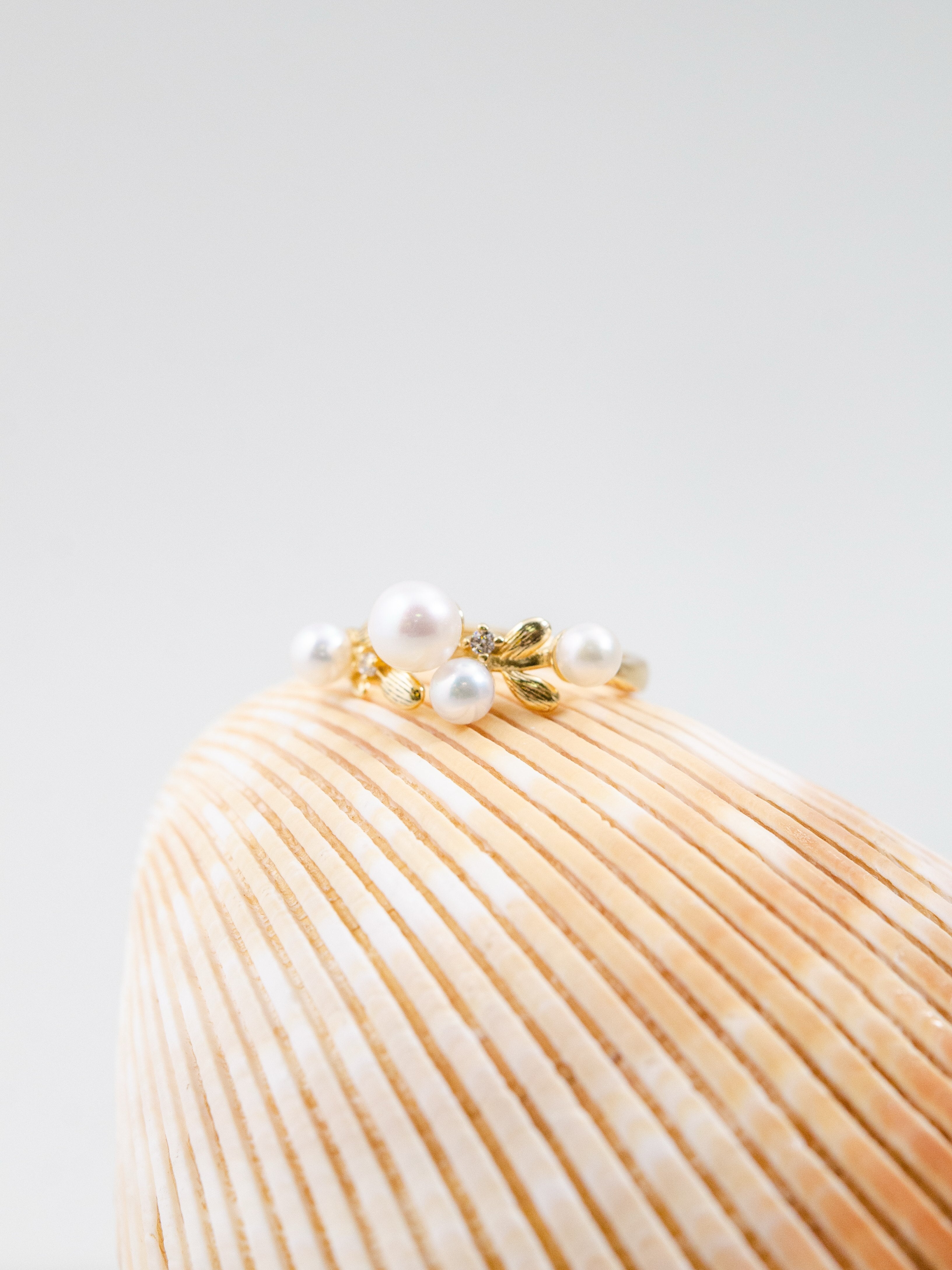 【指先に咲く実り】淡水パール & リーフのゴールドリング｜フリーサイズ・アレルギー対応