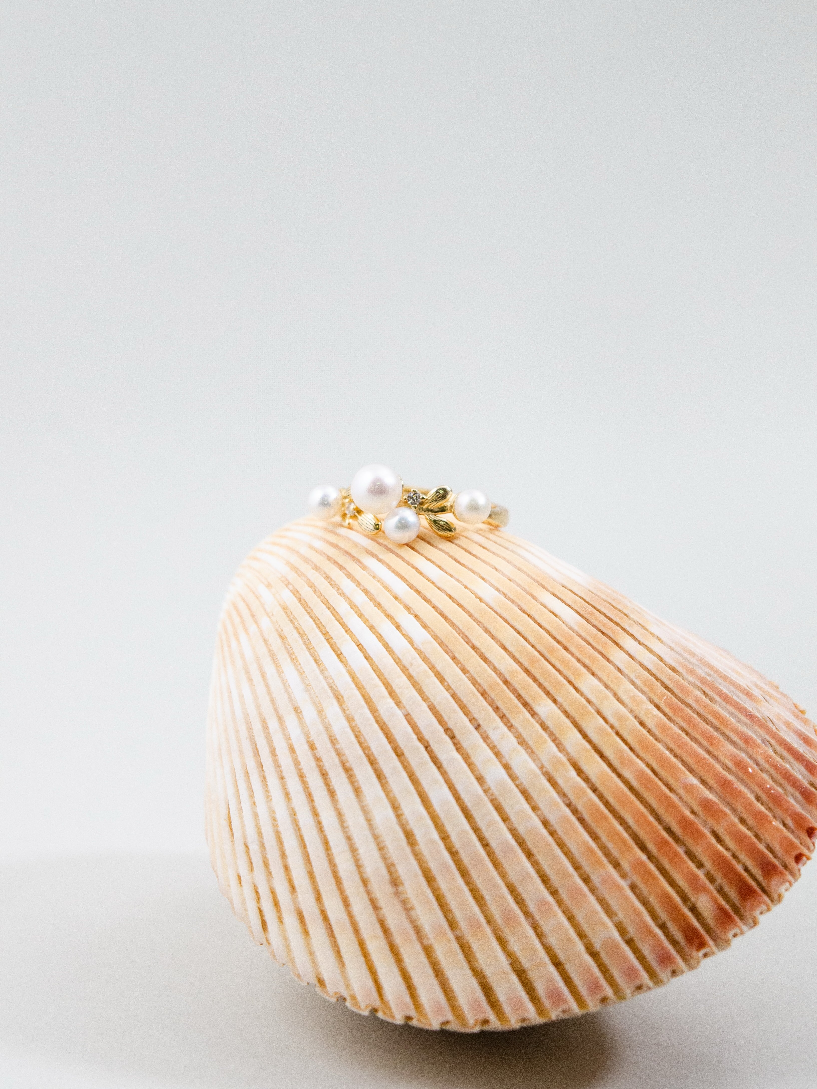 【指先に咲く実り】淡水パール & リーフのゴールドリング｜フリーサイズ・アレルギー対応