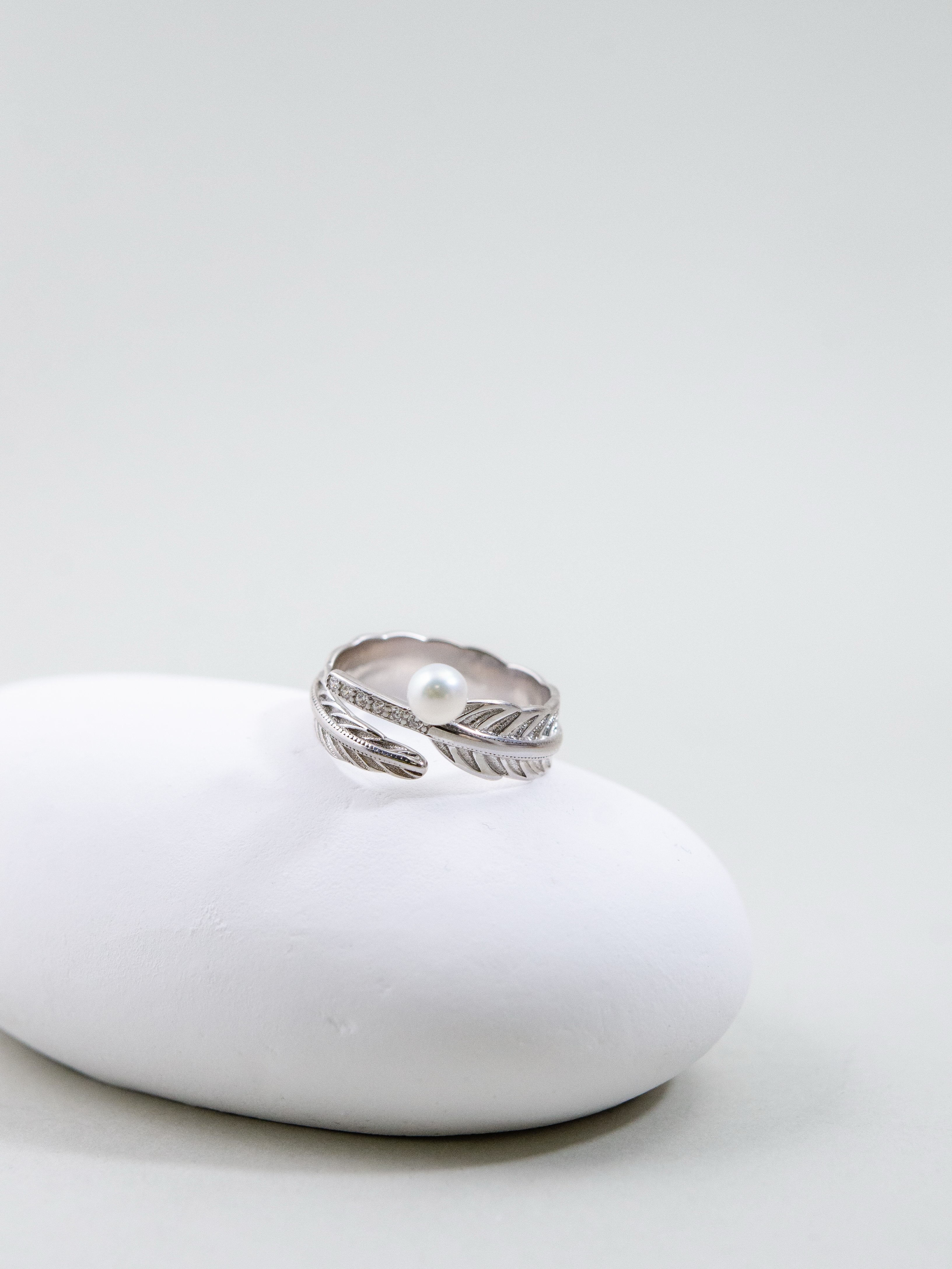 【飛躍の翼】フェザーモチーフ & パールのシルバーリング｜フリーサイズ・アレルギー対応