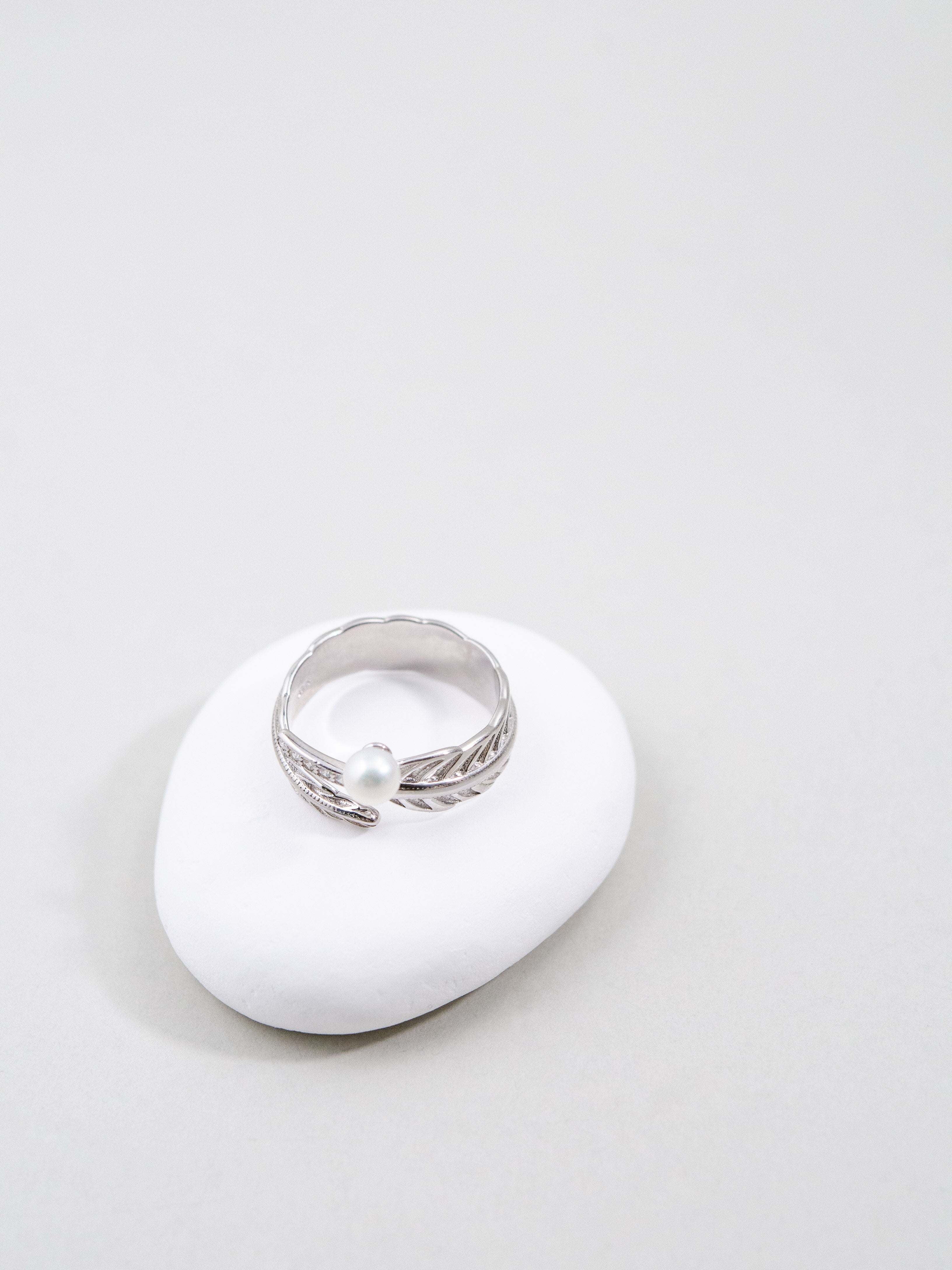 【飛躍の翼】フェザーモチーフ & パールのシルバーリング｜フリーサイズ・アレルギー対応